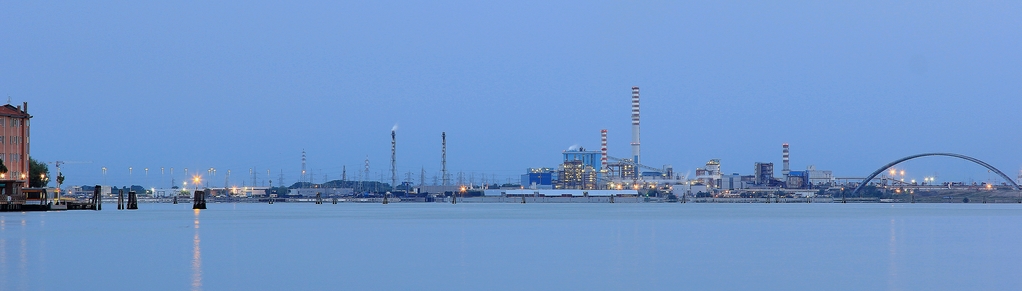 Porto Marghera  visto dalle fondamenta delle Zattere(VE