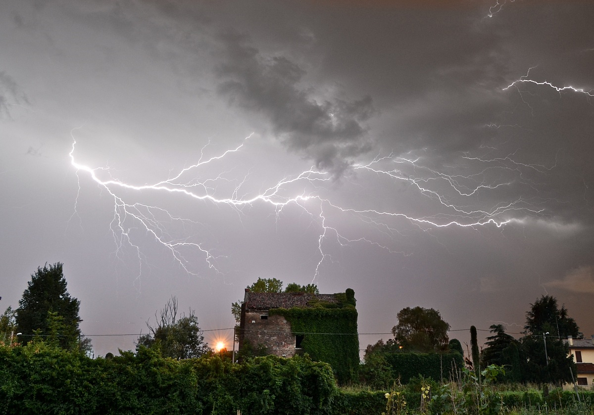 Lightning on the ruins