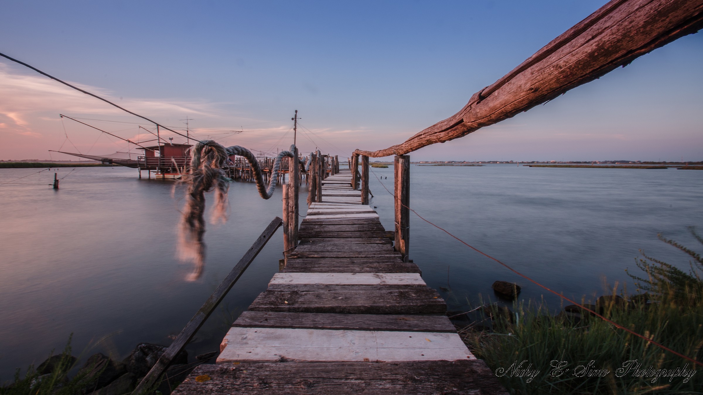 Un ponte verso il tramonto