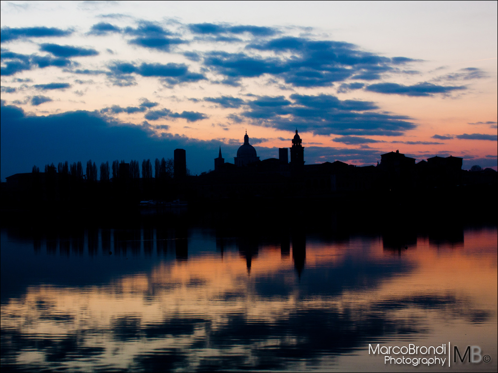 Skyline di Mantova al tramonto