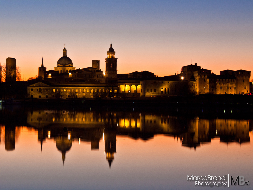 Skyline di Mantova al tramonto