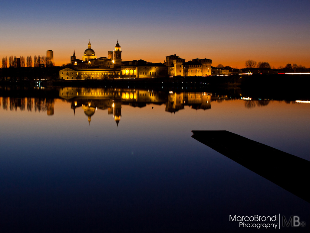 Skyline di Mantova al tramonto