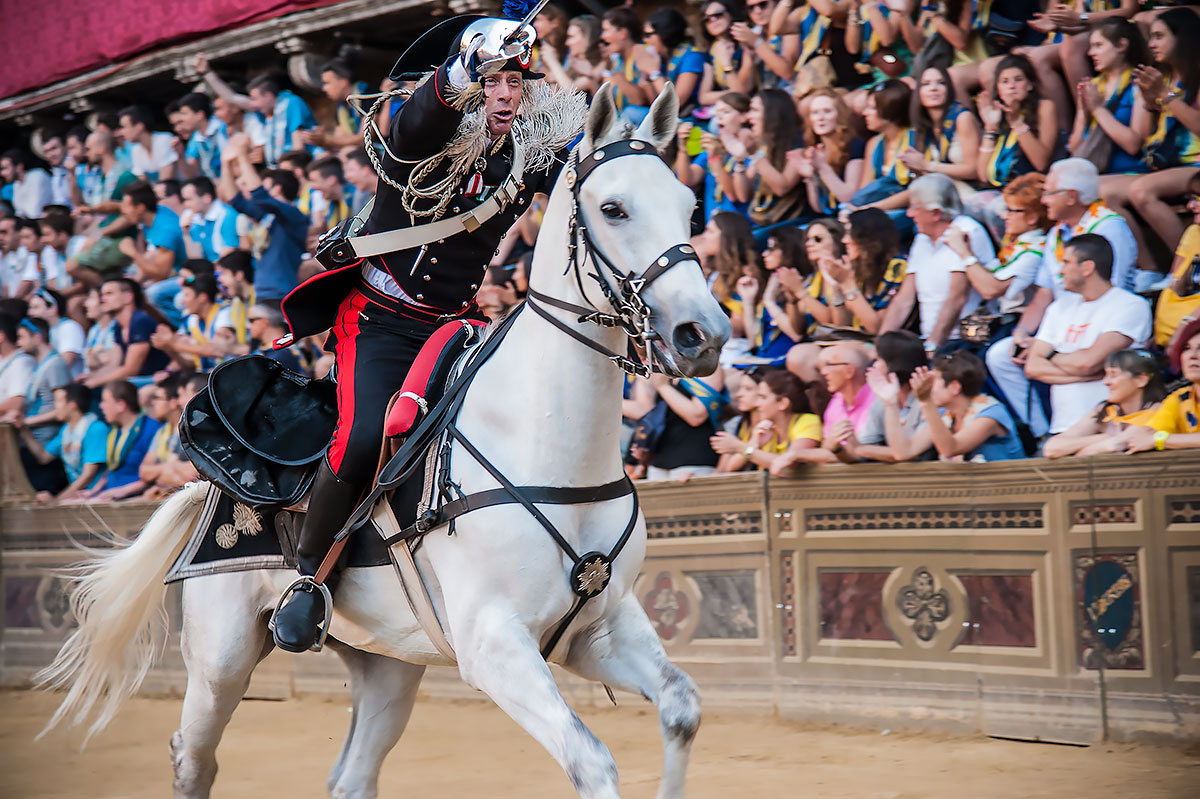 Carica Carabinieri Siena 2014