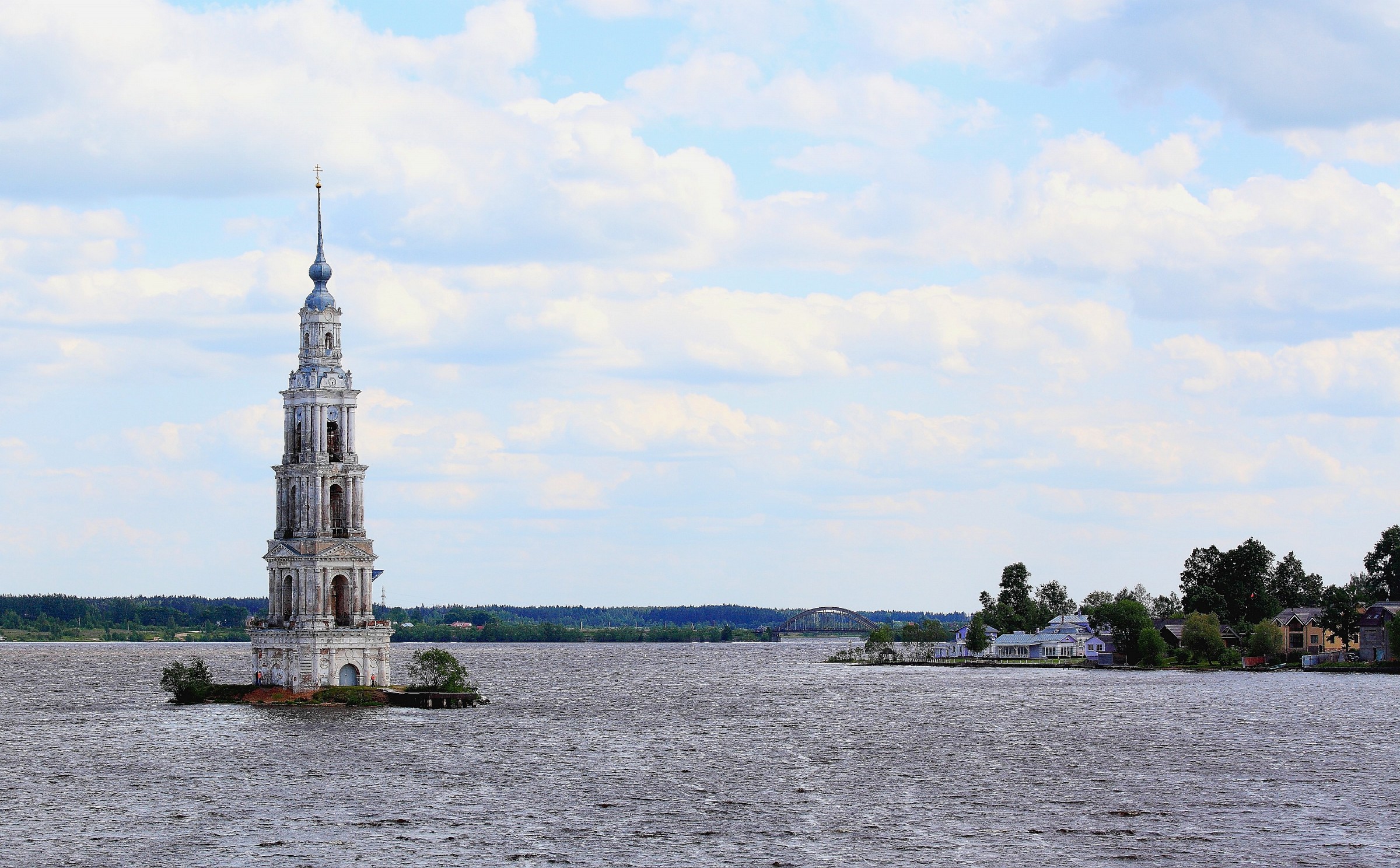 Il campanile spunta dal lago.