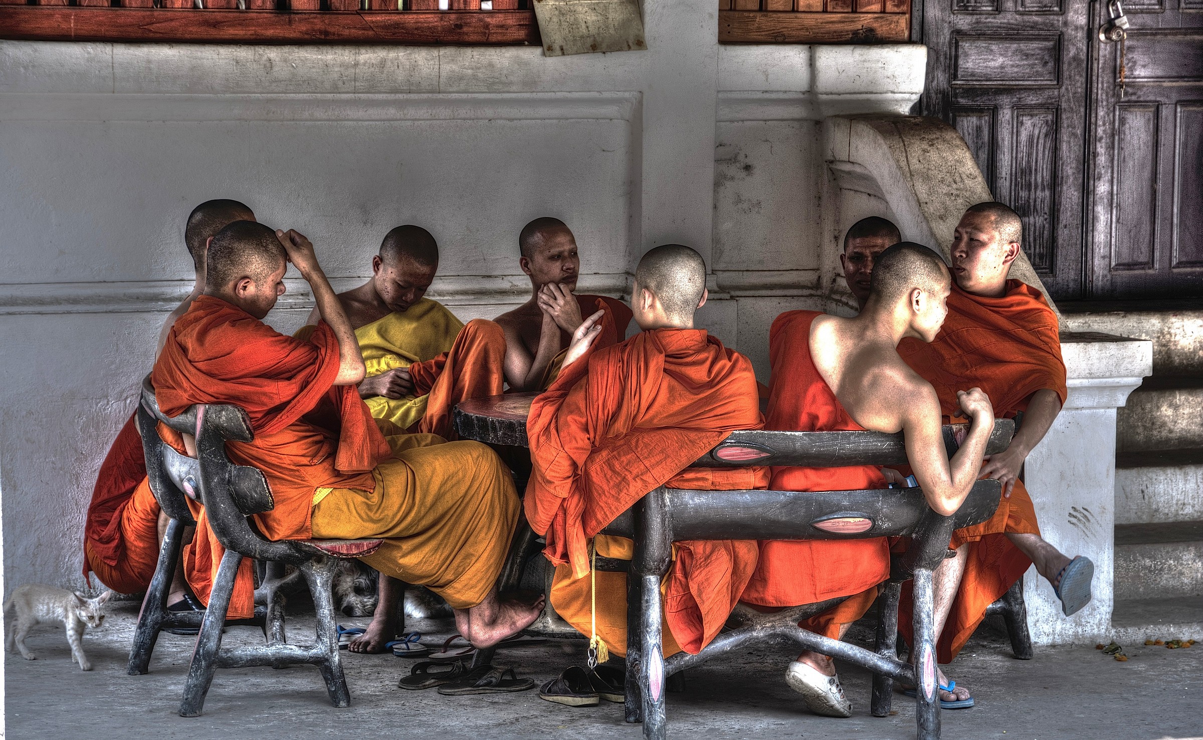 monaci buddisti a luang prabang - laos
