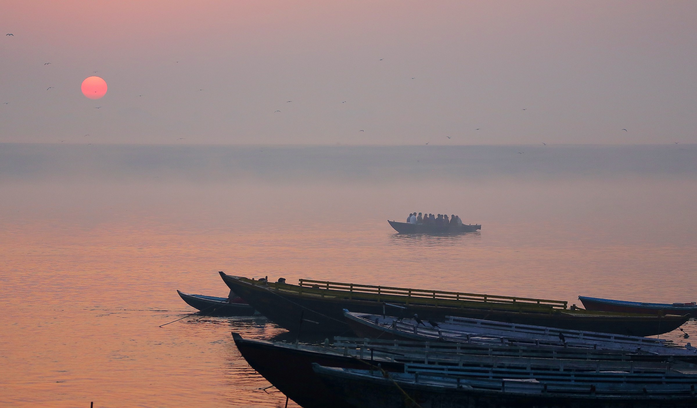 Il sole sta sorgendo a Varanasi