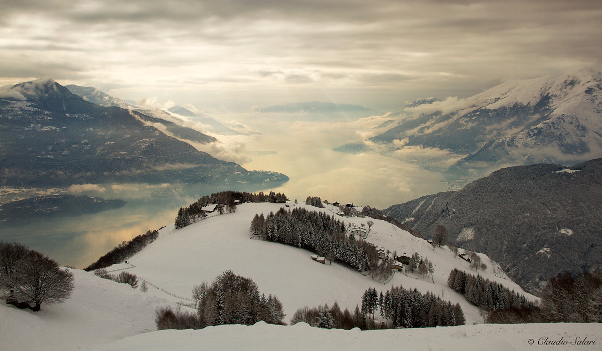 Panorama innevato intorno al lago di Como