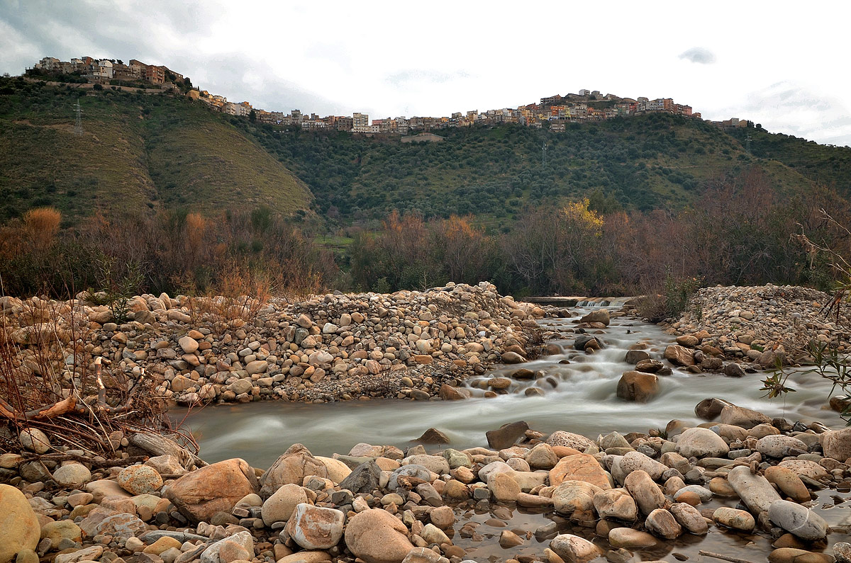 Torrente Caronia con Caronia nello sfondo sulle colline