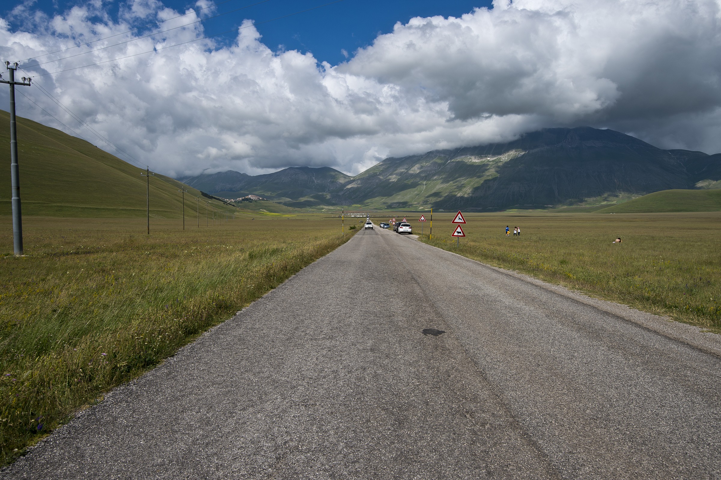 Il rettilineo circa 5 Km. nella piana di Castelluccio