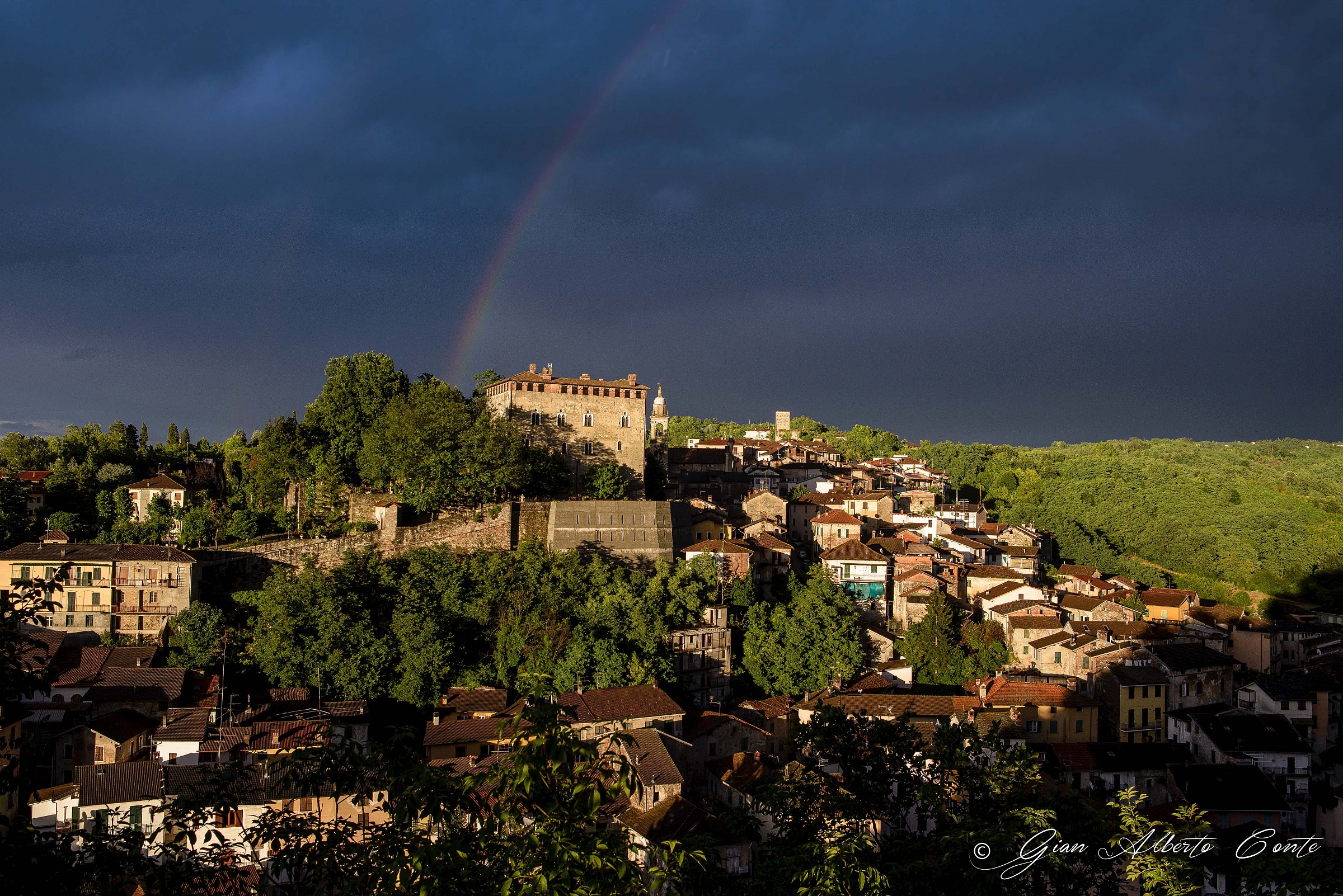 Between the sun and storm