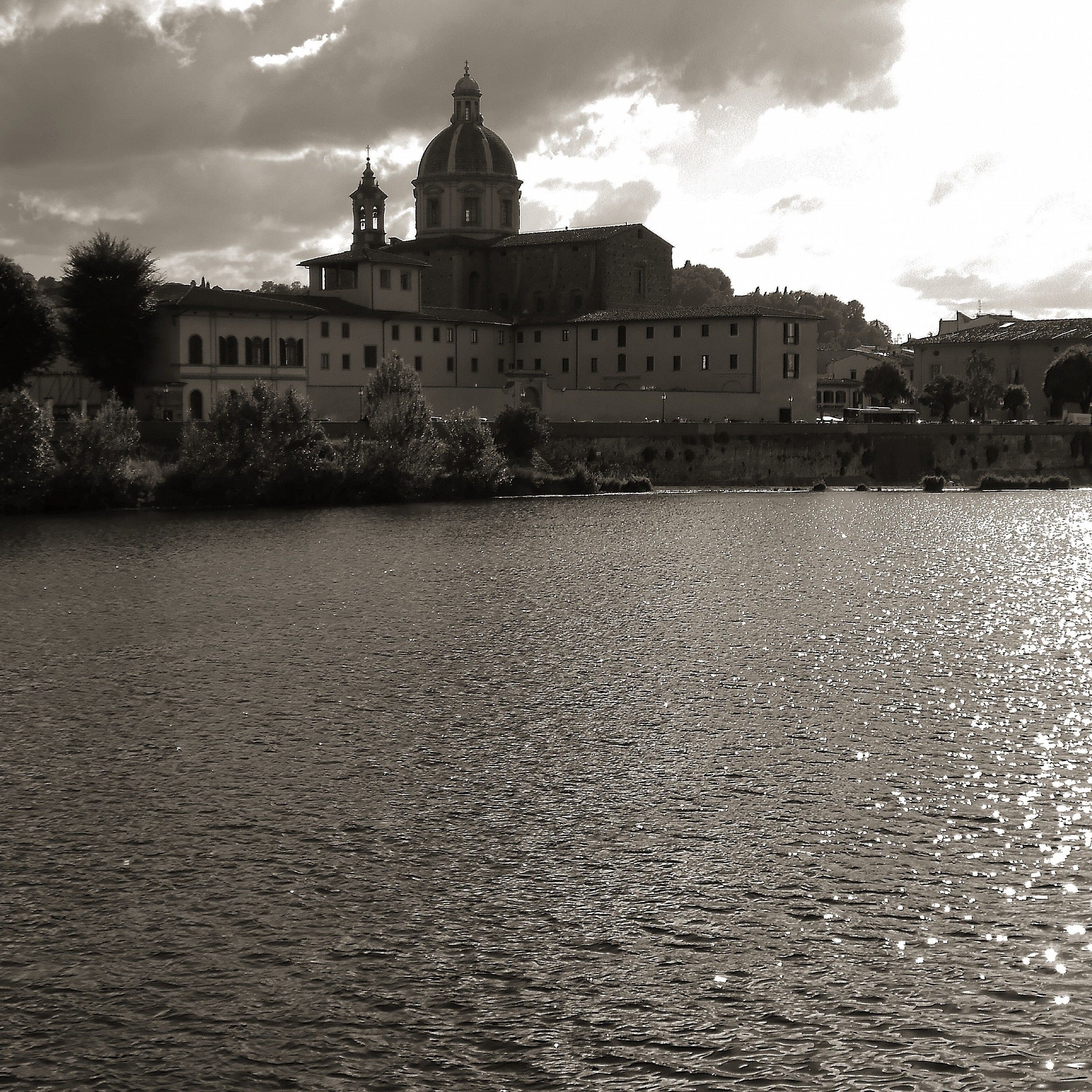 Riflessi di un 'estate bizzarra sull'Arno