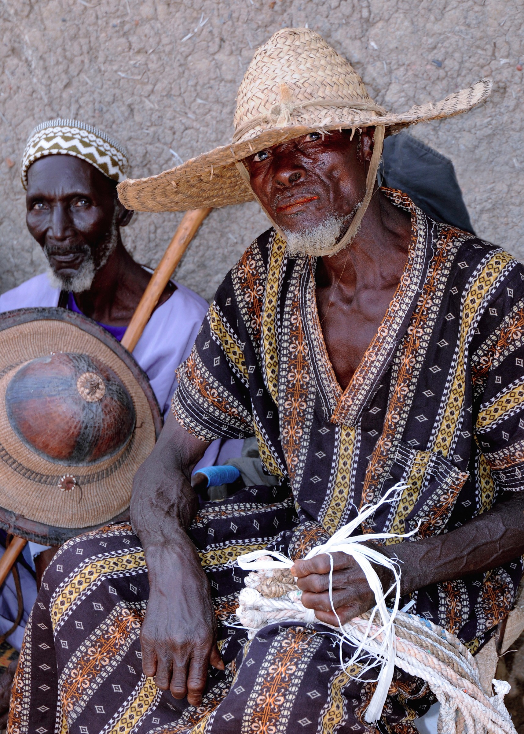 Vecchio intrecciatore di raffia. Mopti Mali