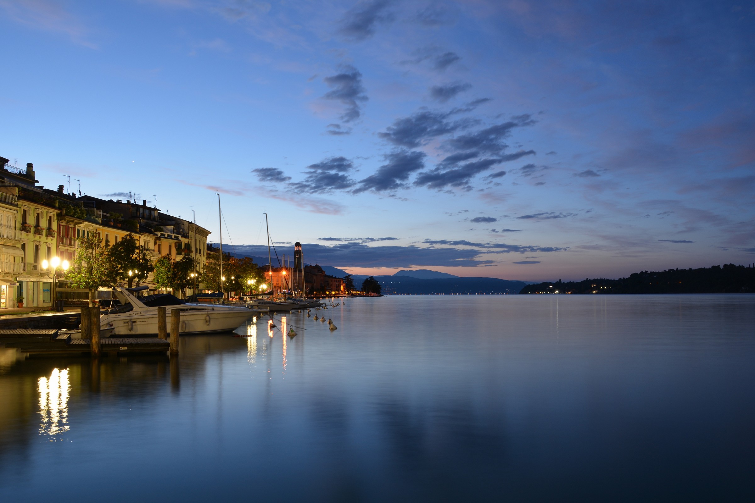 No. 4:56:20 18 hours .... the sky in the lake ....