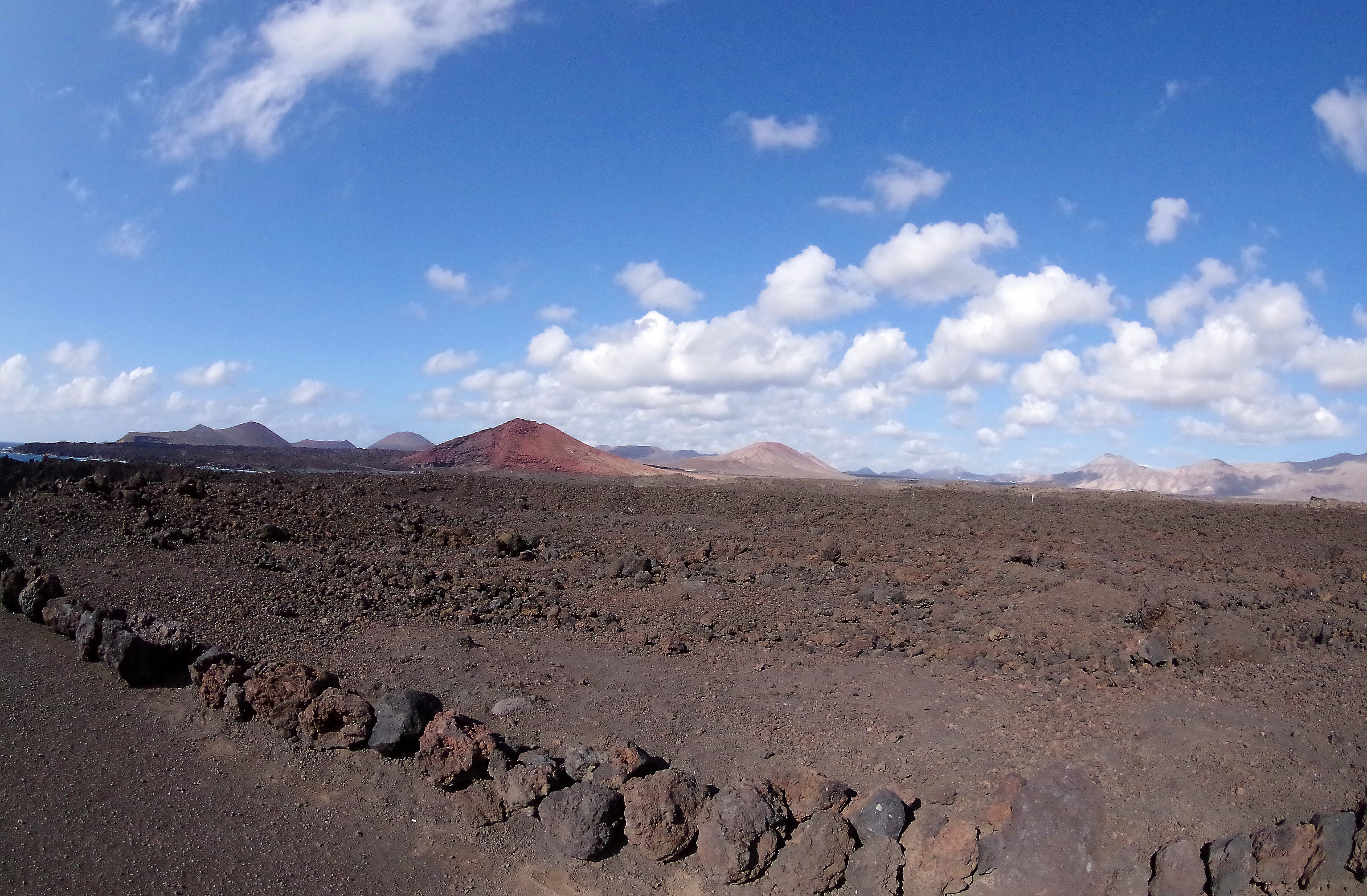 Vulcani sullo sfondo