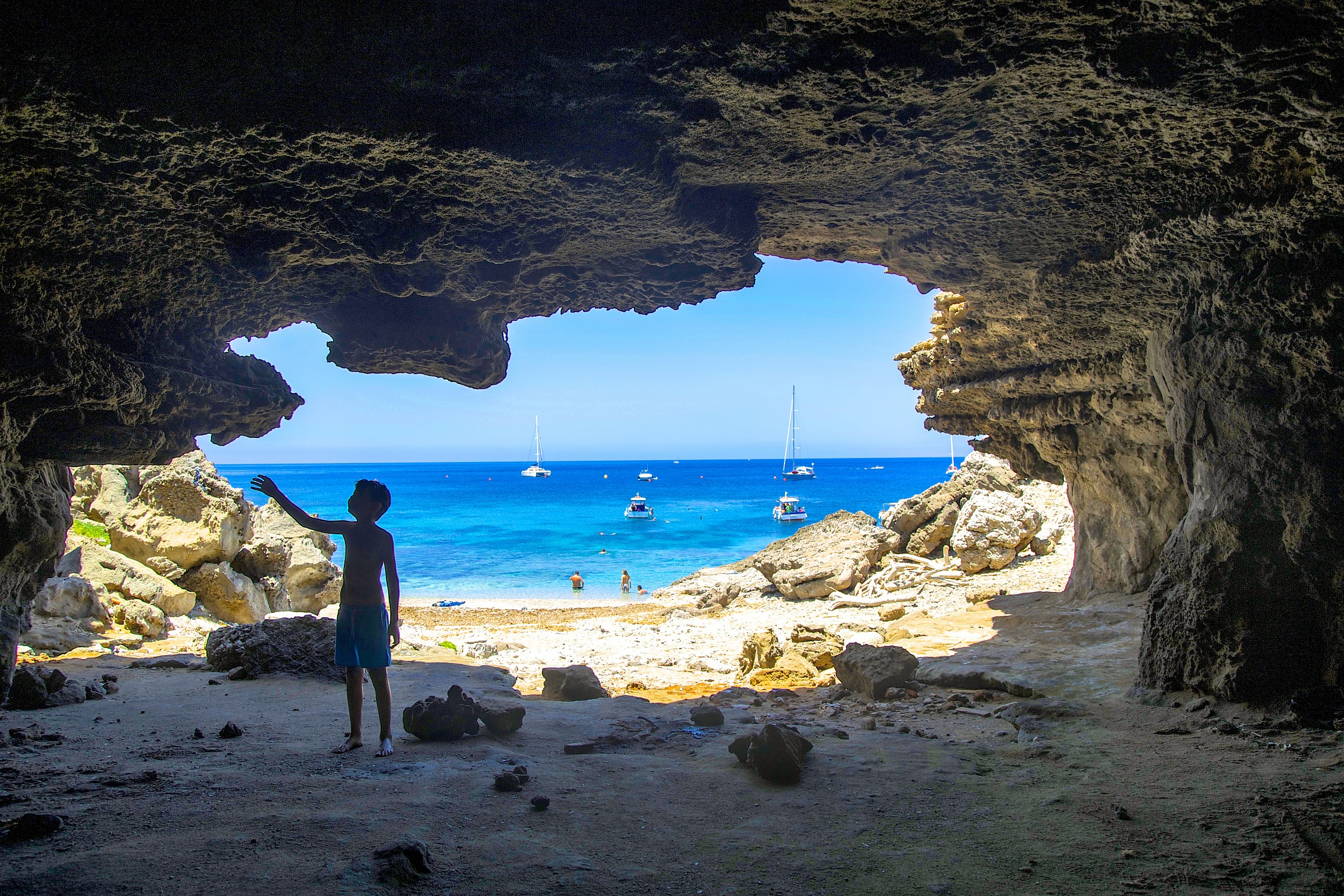 Marettimo: Cala Maestro dalla grotta