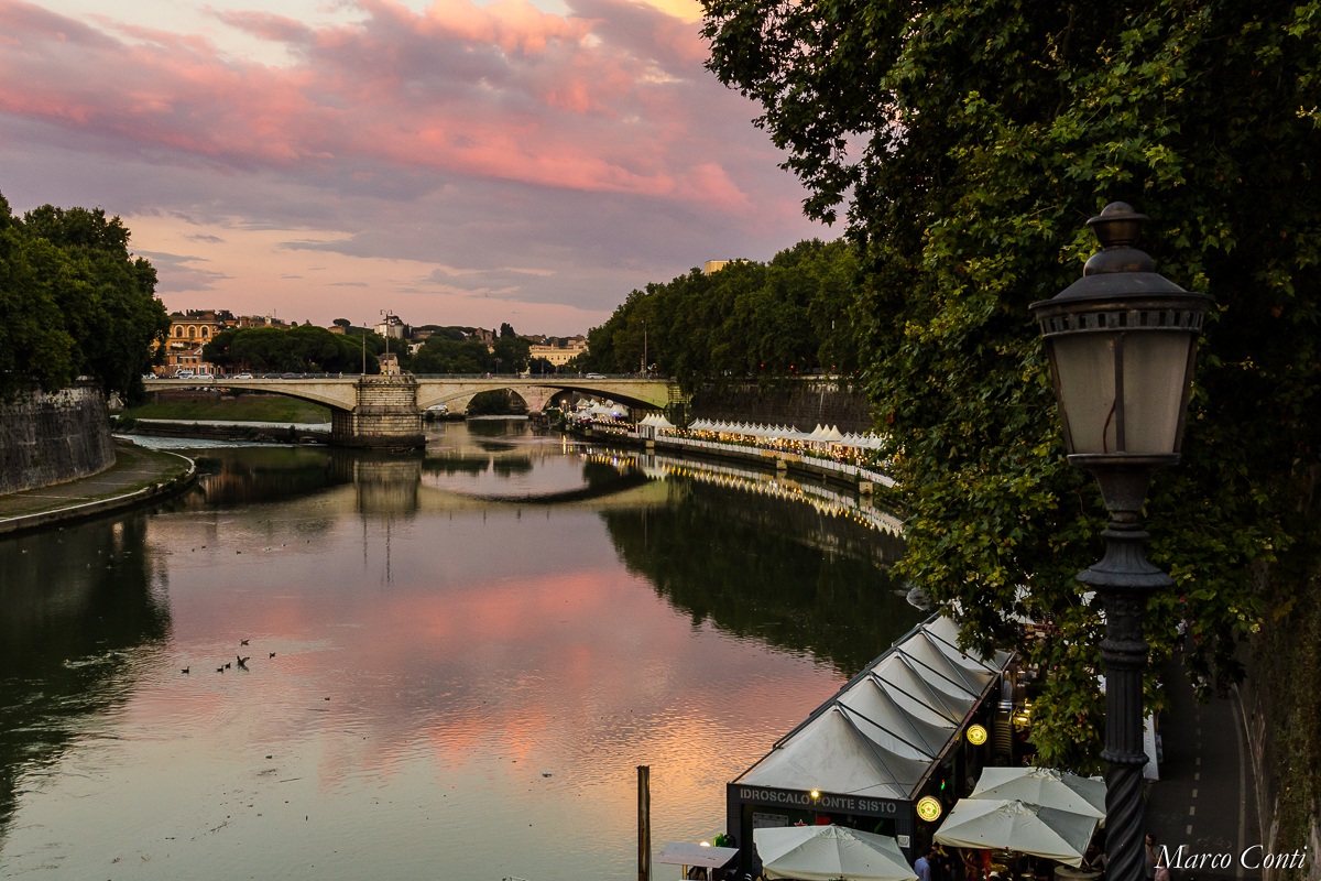 Mercatini del Lungotevere al tramonto