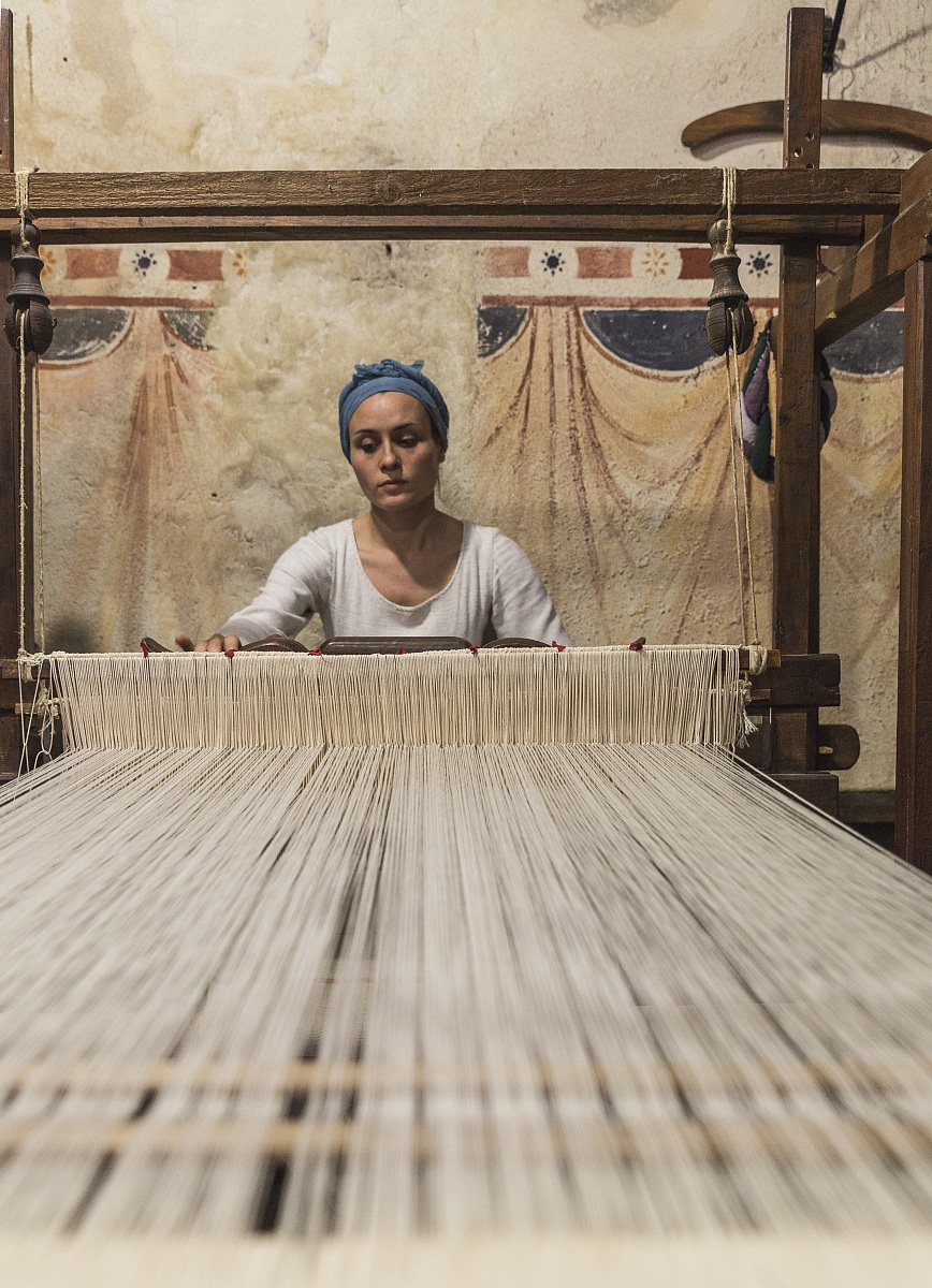 la man veloce che percorrea la faticosa tela