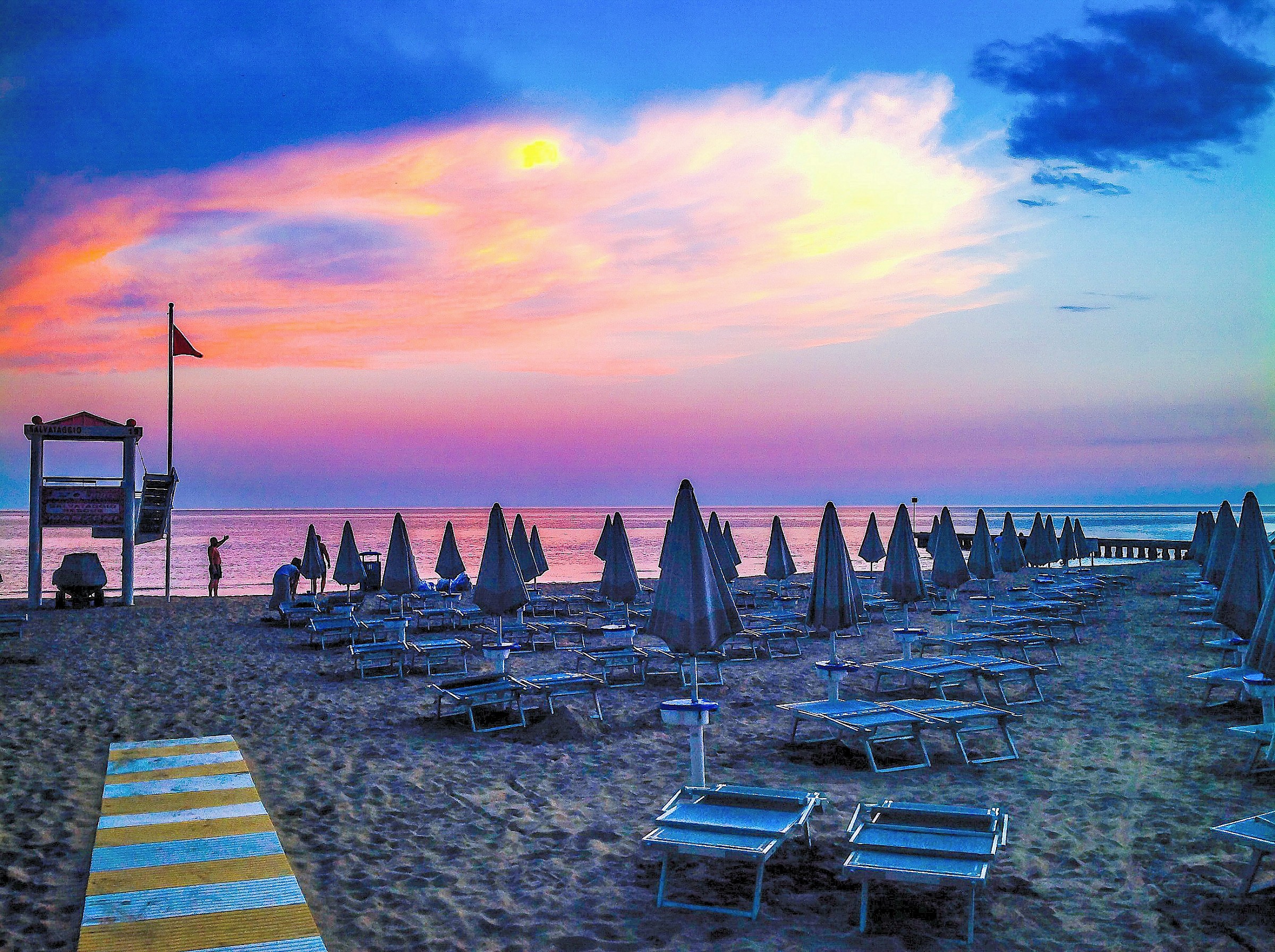 Spiaggia e mare al tramonto