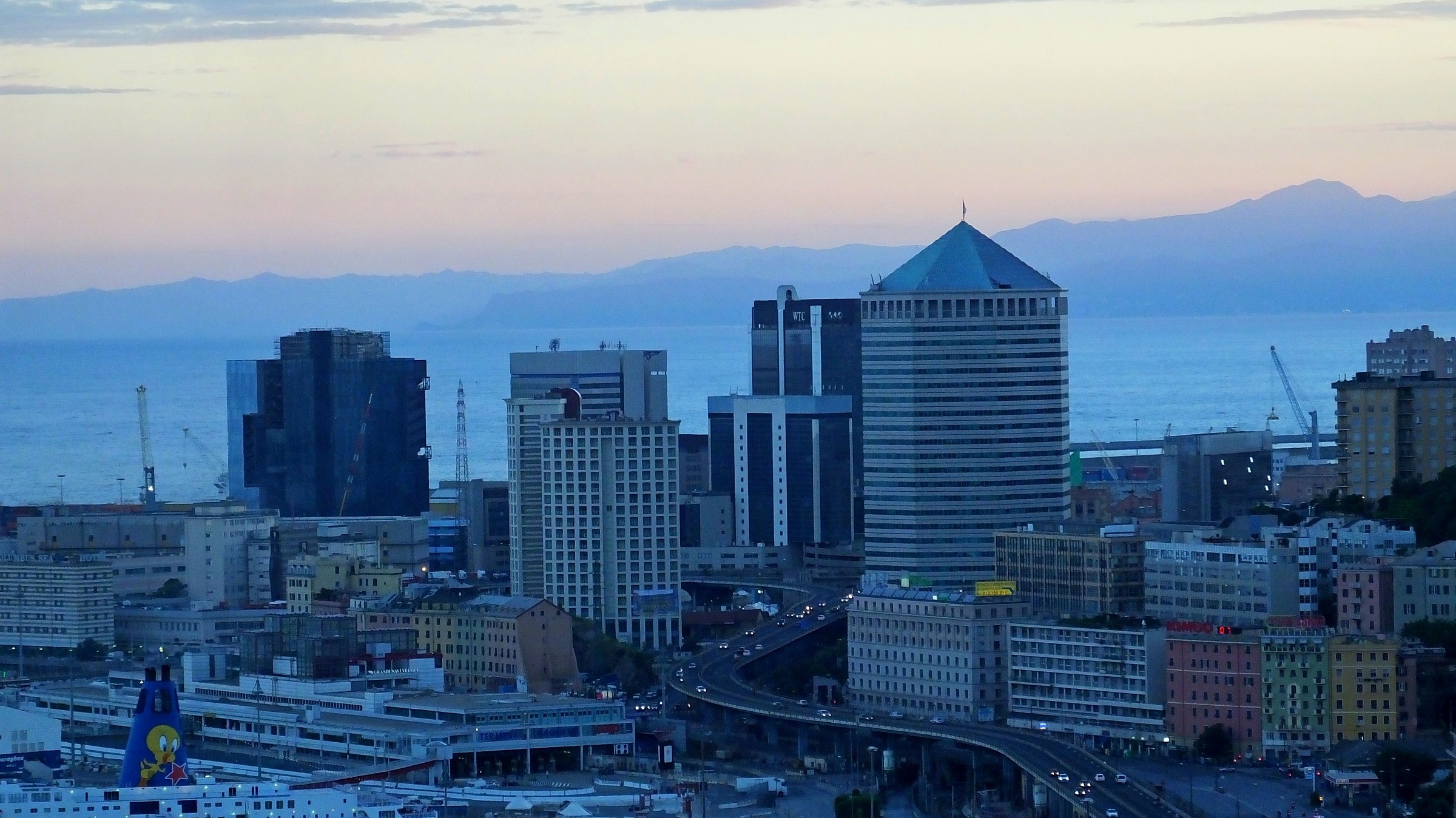 Ora blu tra i grattacieli di San Benigno