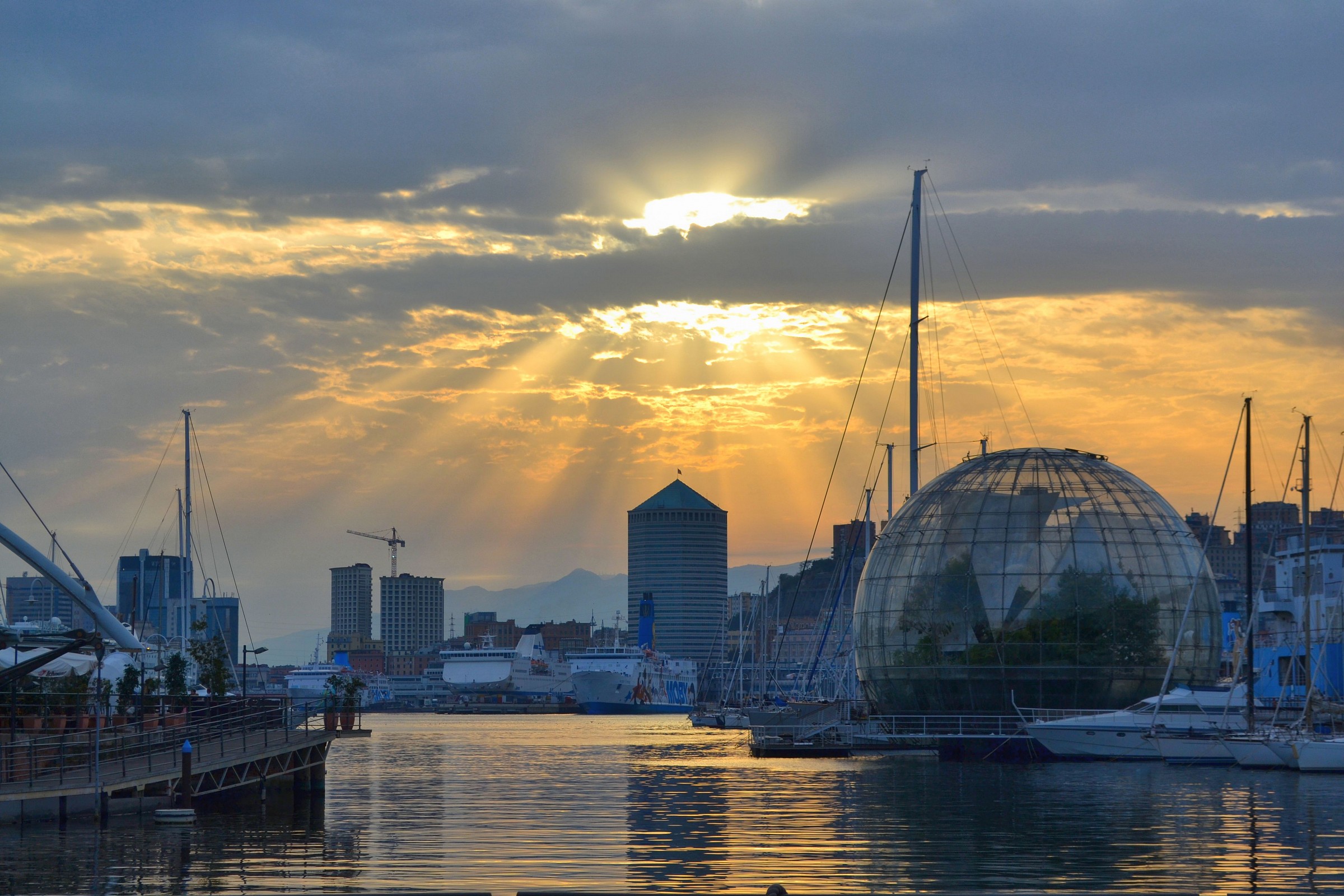Raggi di sole al porto antico di Genova