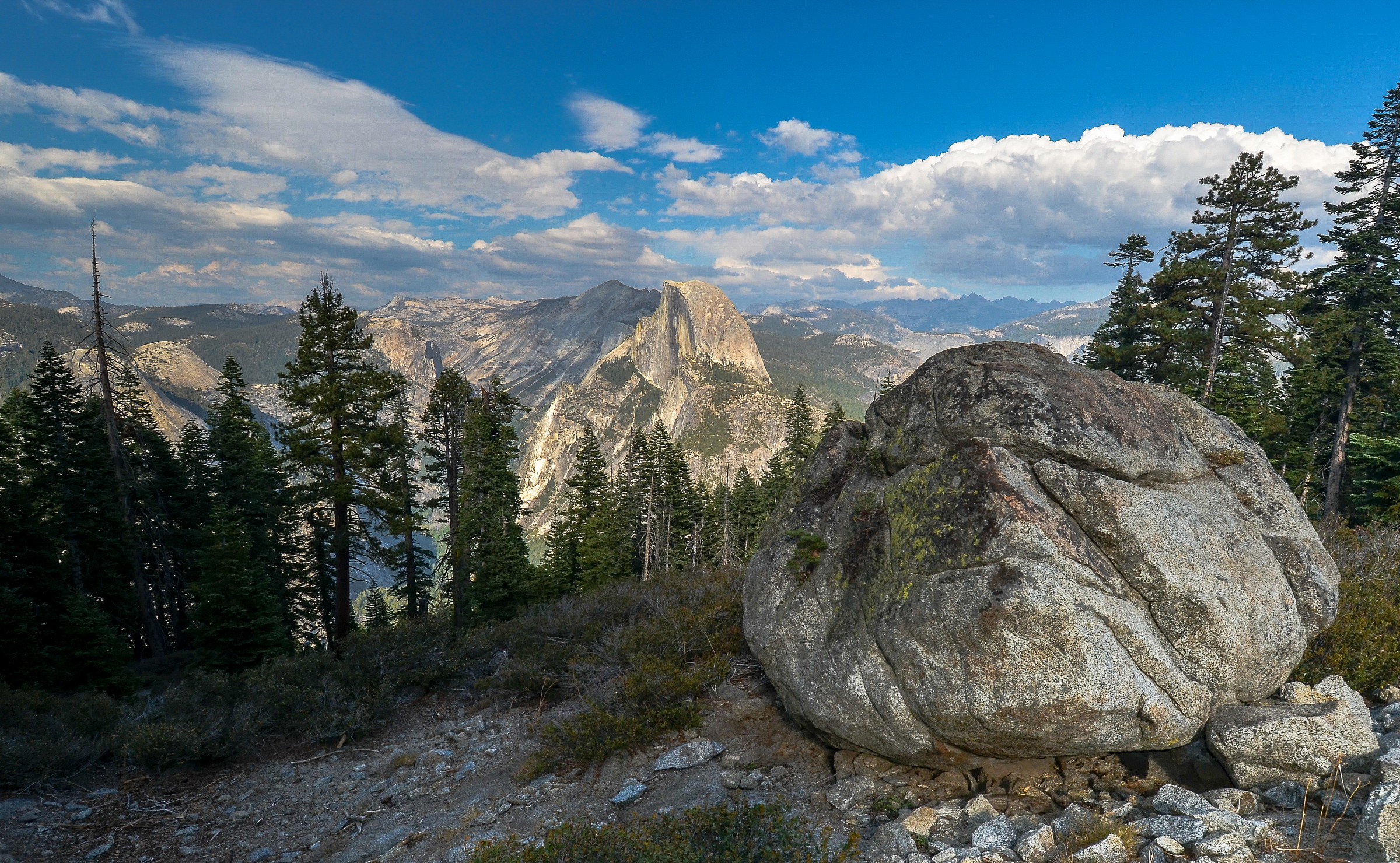 Una vista in lontananza di Half Dome