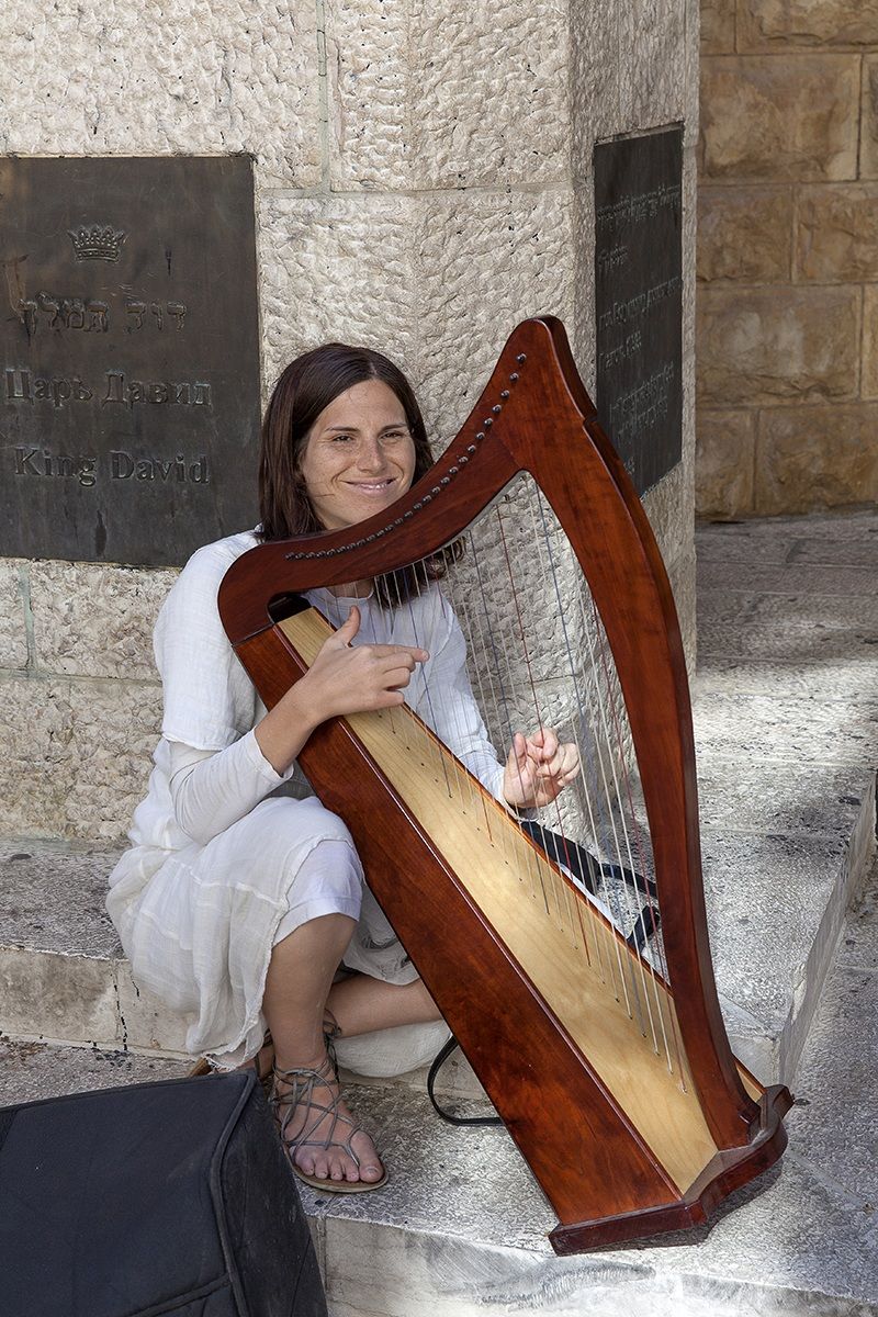 Jewish woman under the statue of David Singer of God