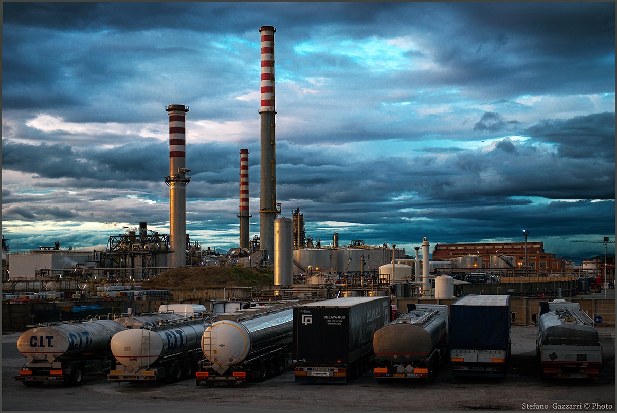 il parcheggio della raffineria