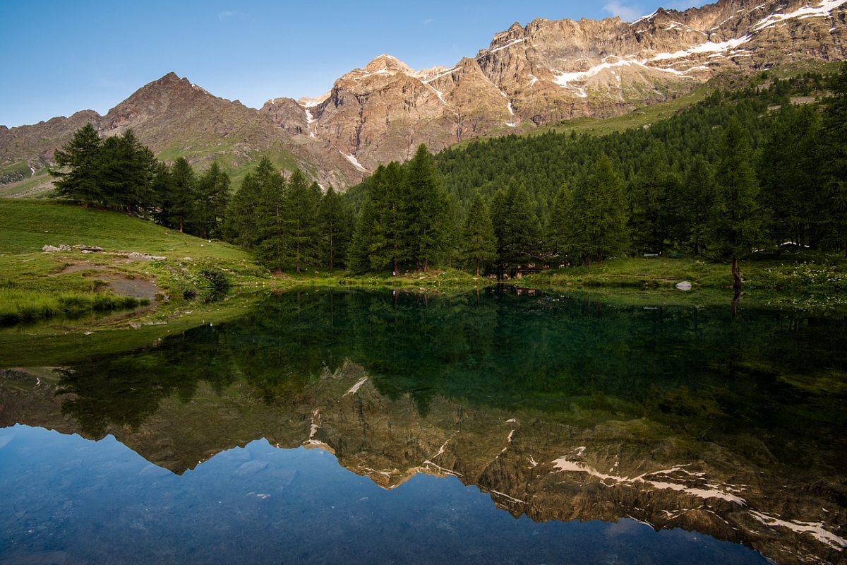 Riflessi sul lago blu