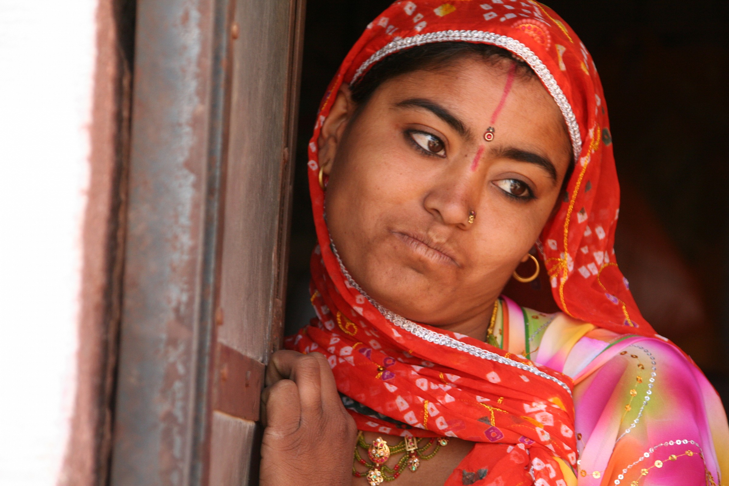 india ragazza sulla porta