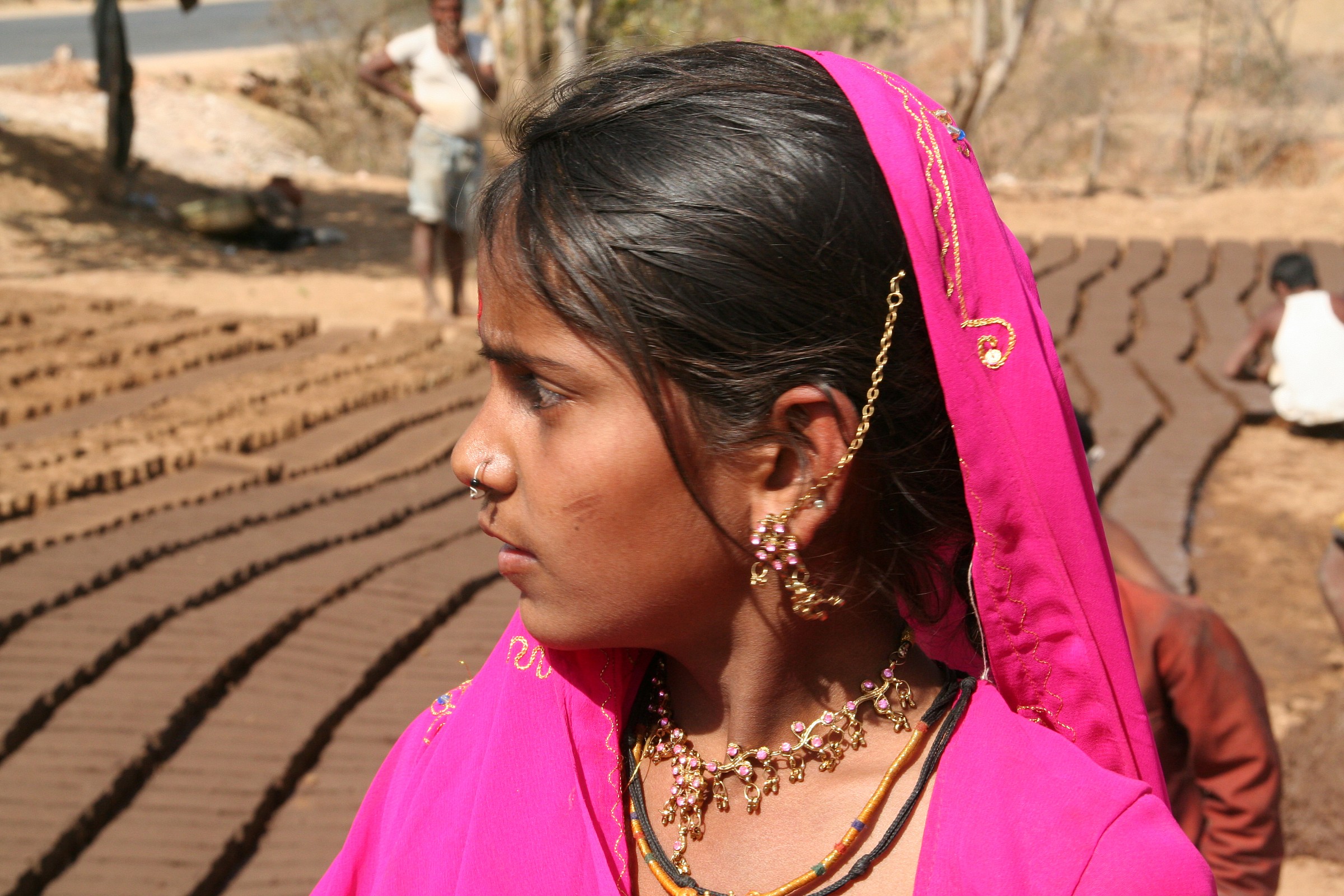 India ragazza alla fabbrica di mattoni