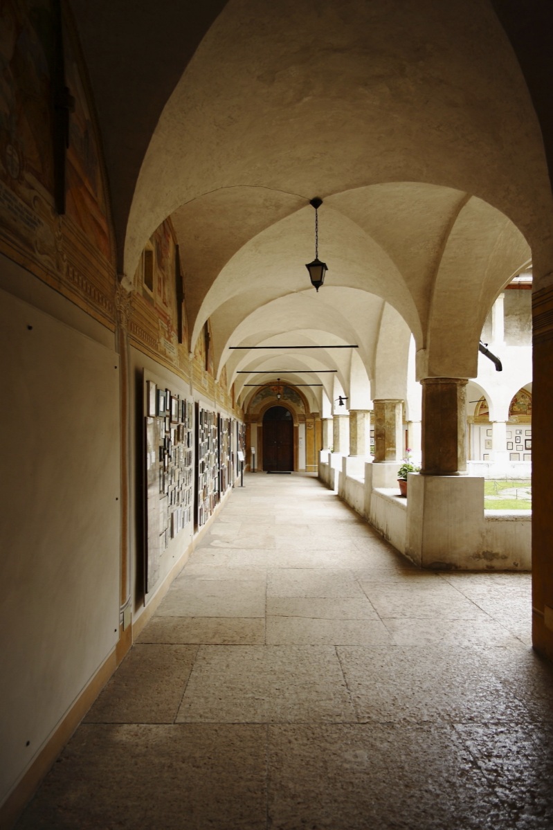 Secondo chiostro: ex-voto appesi alle pareti.