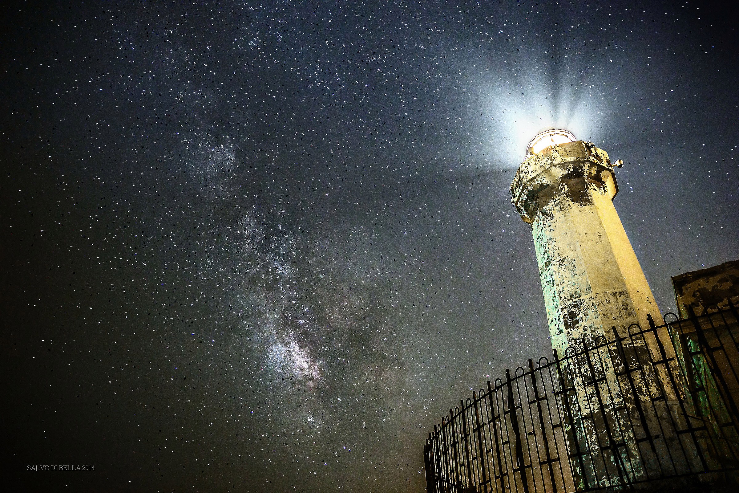 lighthouse Plemmirio with the Milky Way (sr)