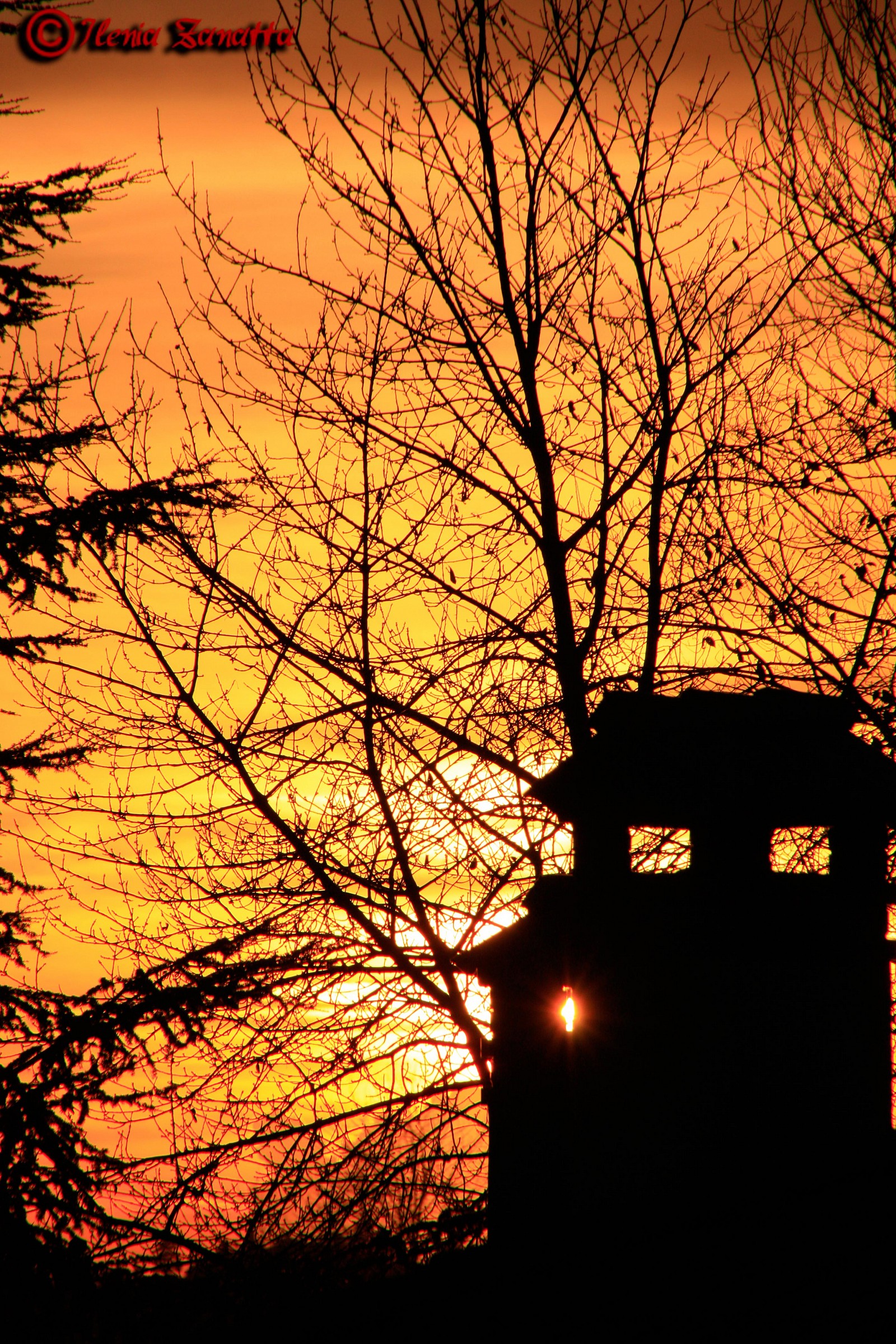 sole attraverso il comignolo