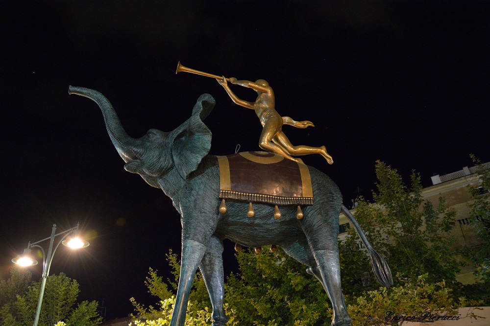 Forte dei Marmi  .  Elefantino in Piazza del forte