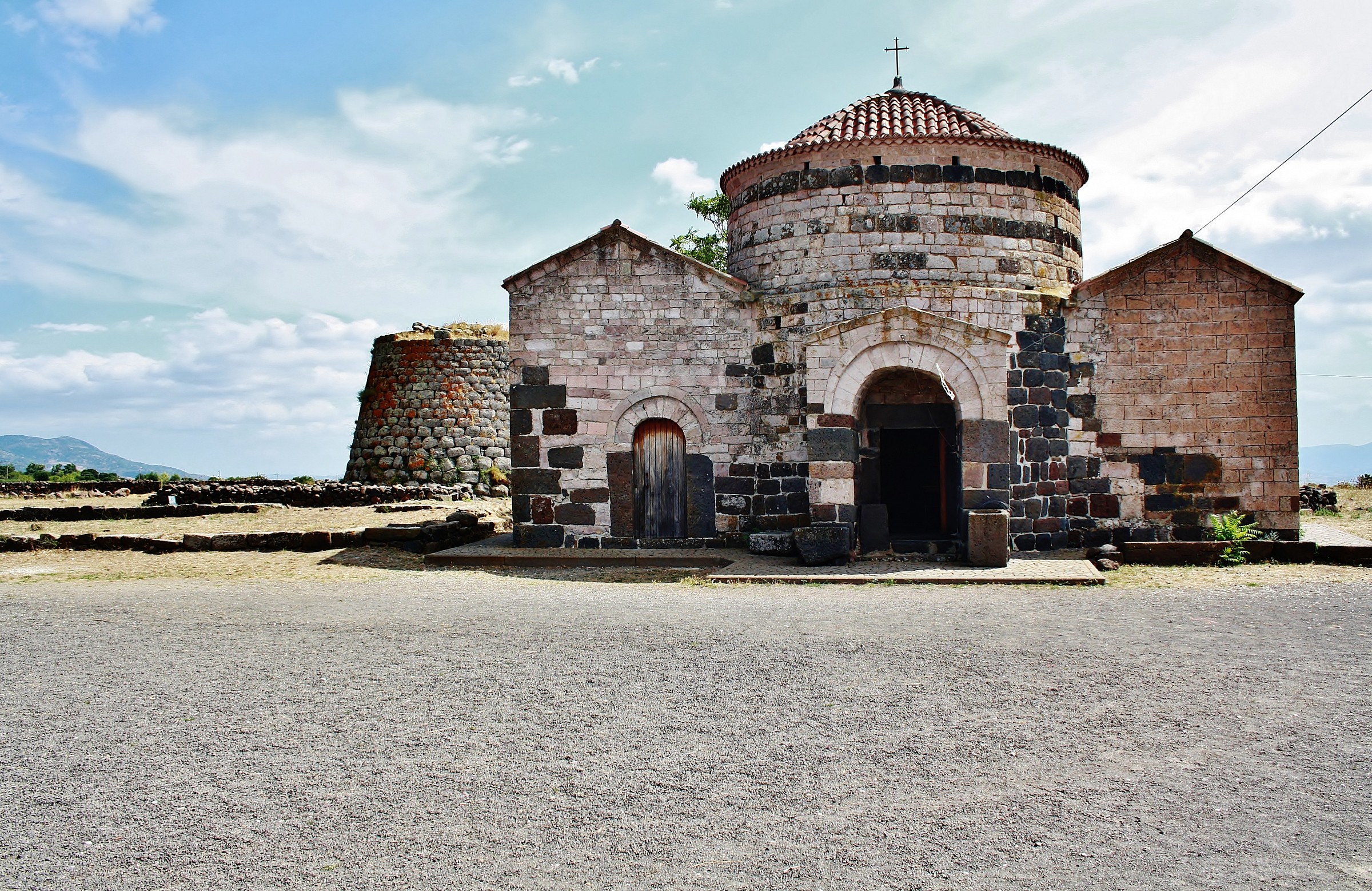 chiesa e nuraghe di santa sabina-silanos (nu)
