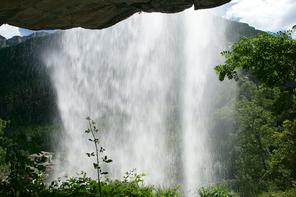 Dietro la cascata