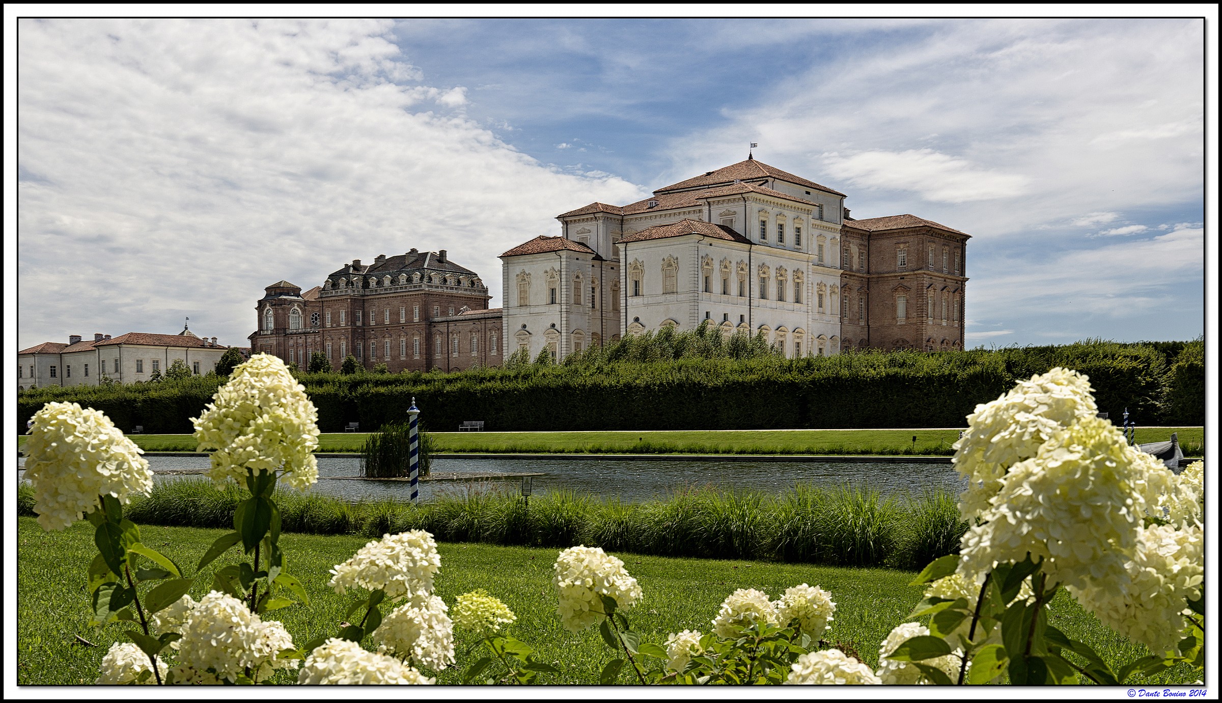La reggia vista dalla peschiera