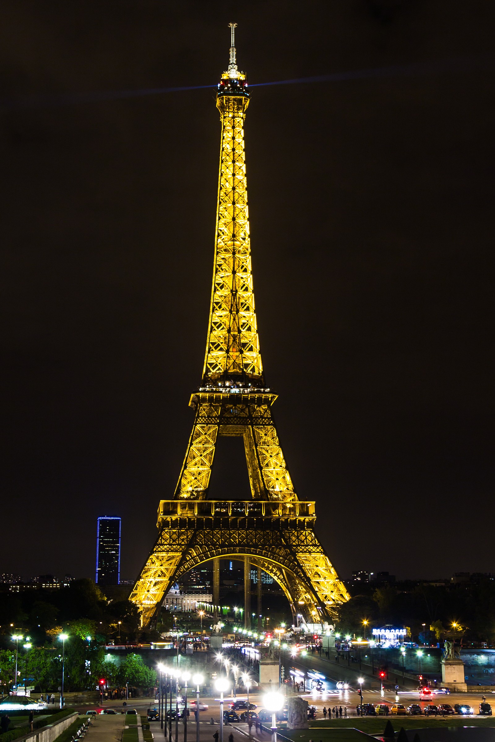 Dans la nuit parisienne