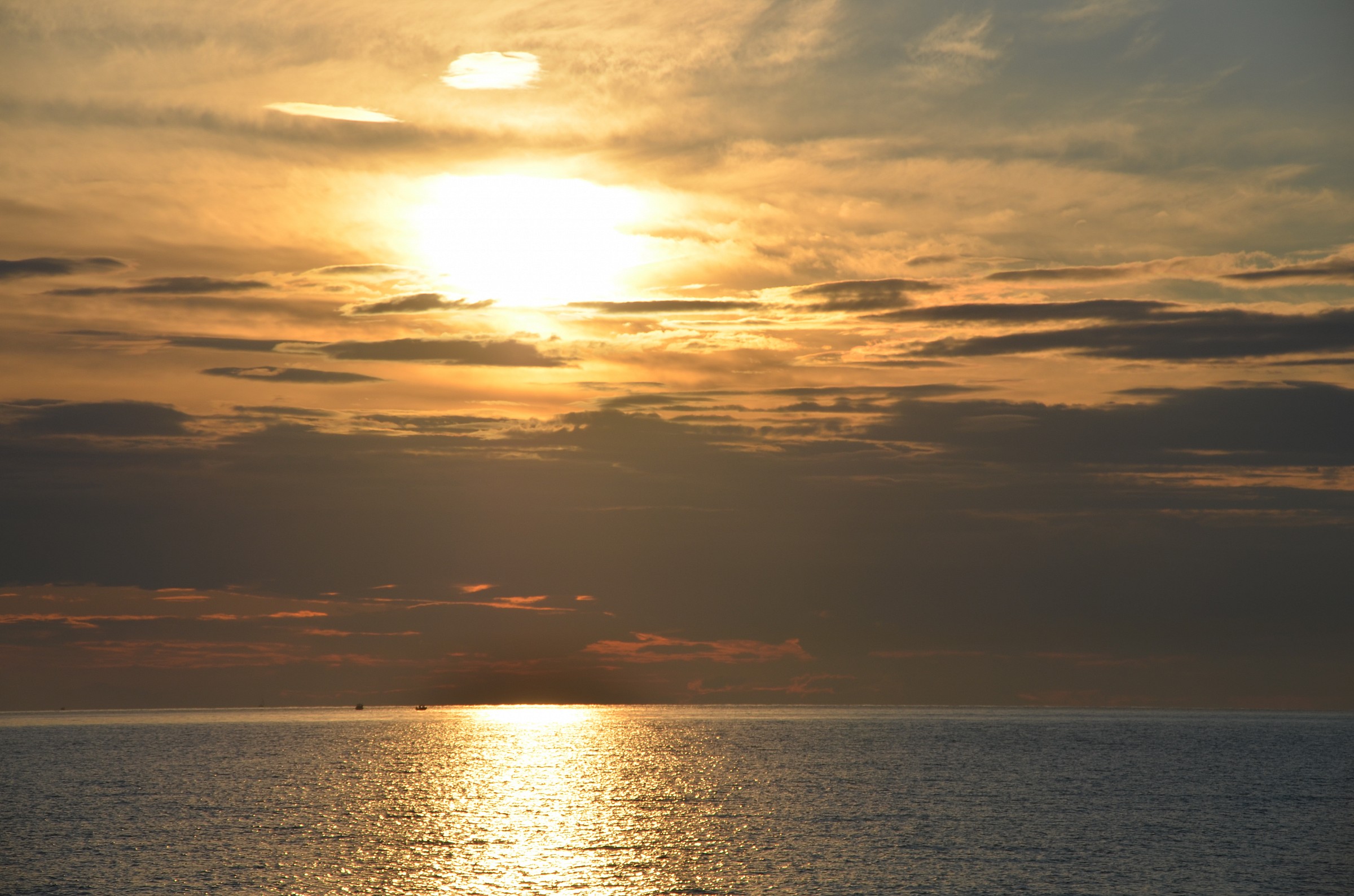 Nuvole , sole e mare