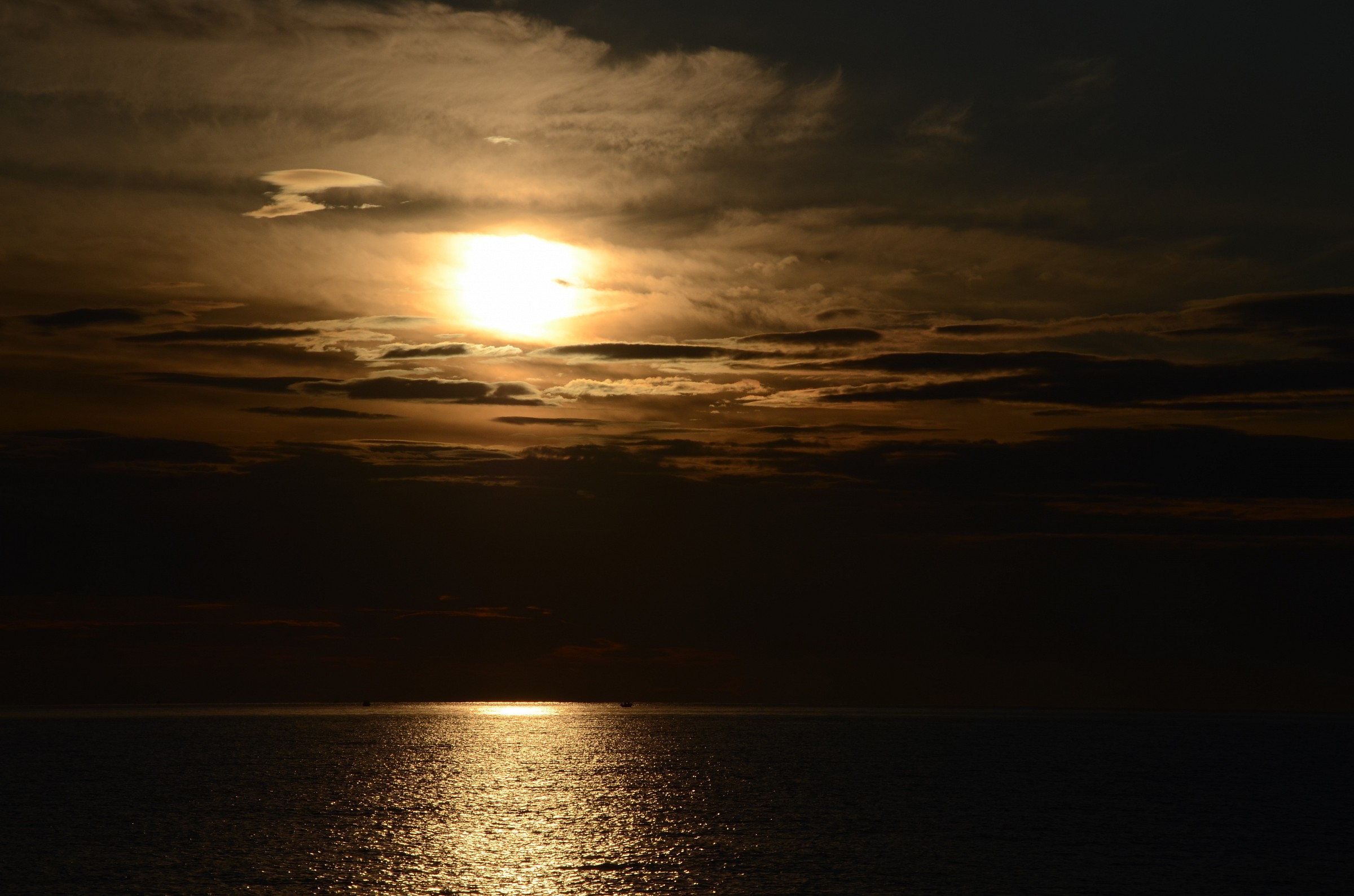 Nuvole , sole e mare