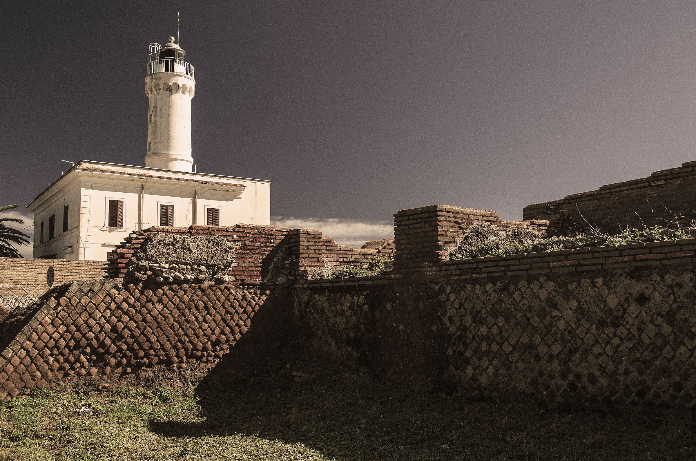 Faro e rovine