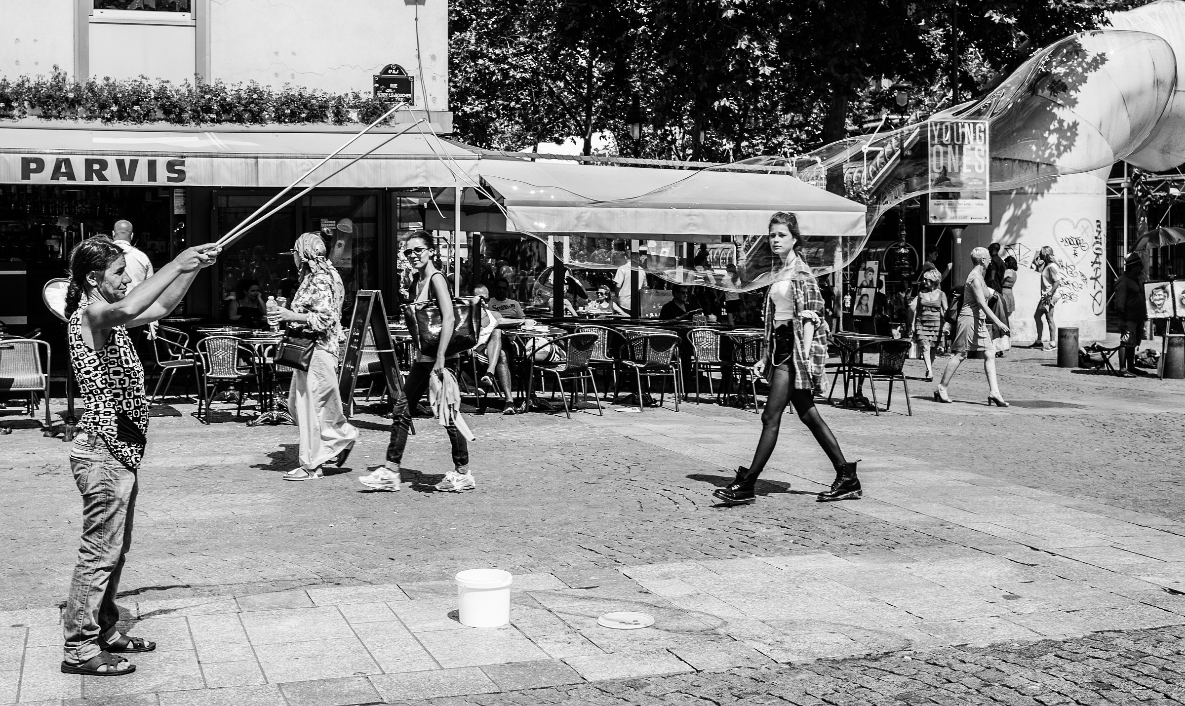 The girl in the bubble - Paris