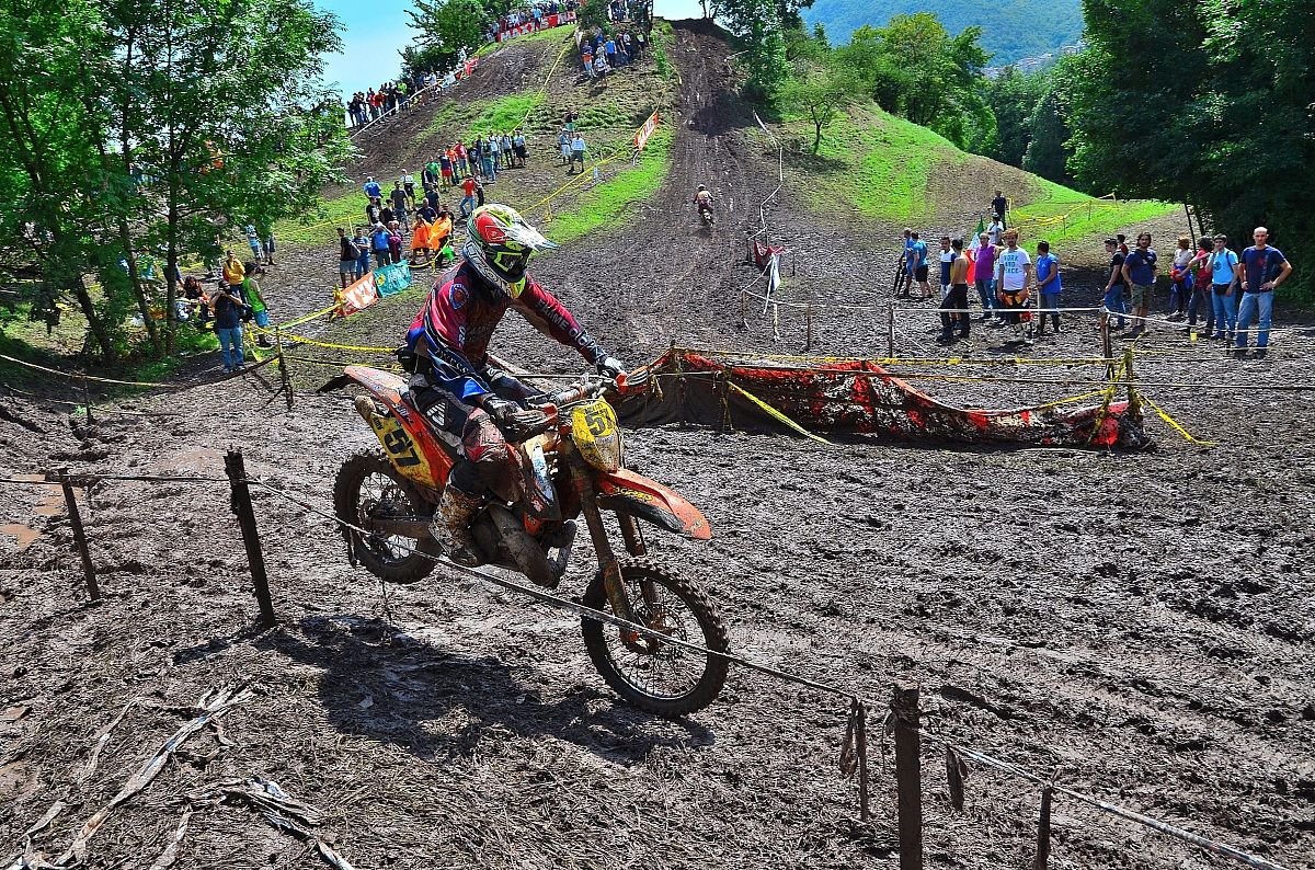 Oscar Balletti in un mare di fango