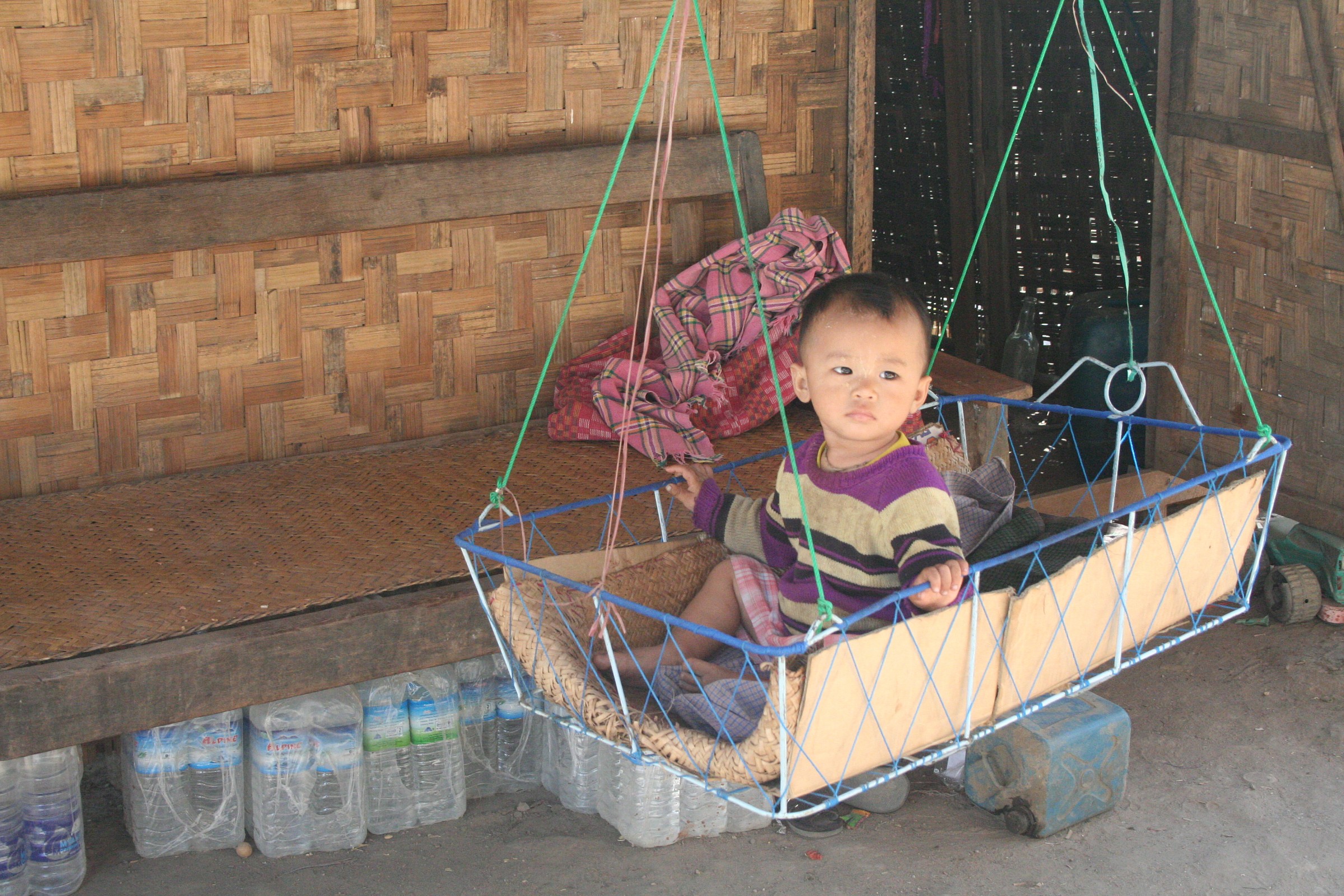 Myanmar bambino in dondolo