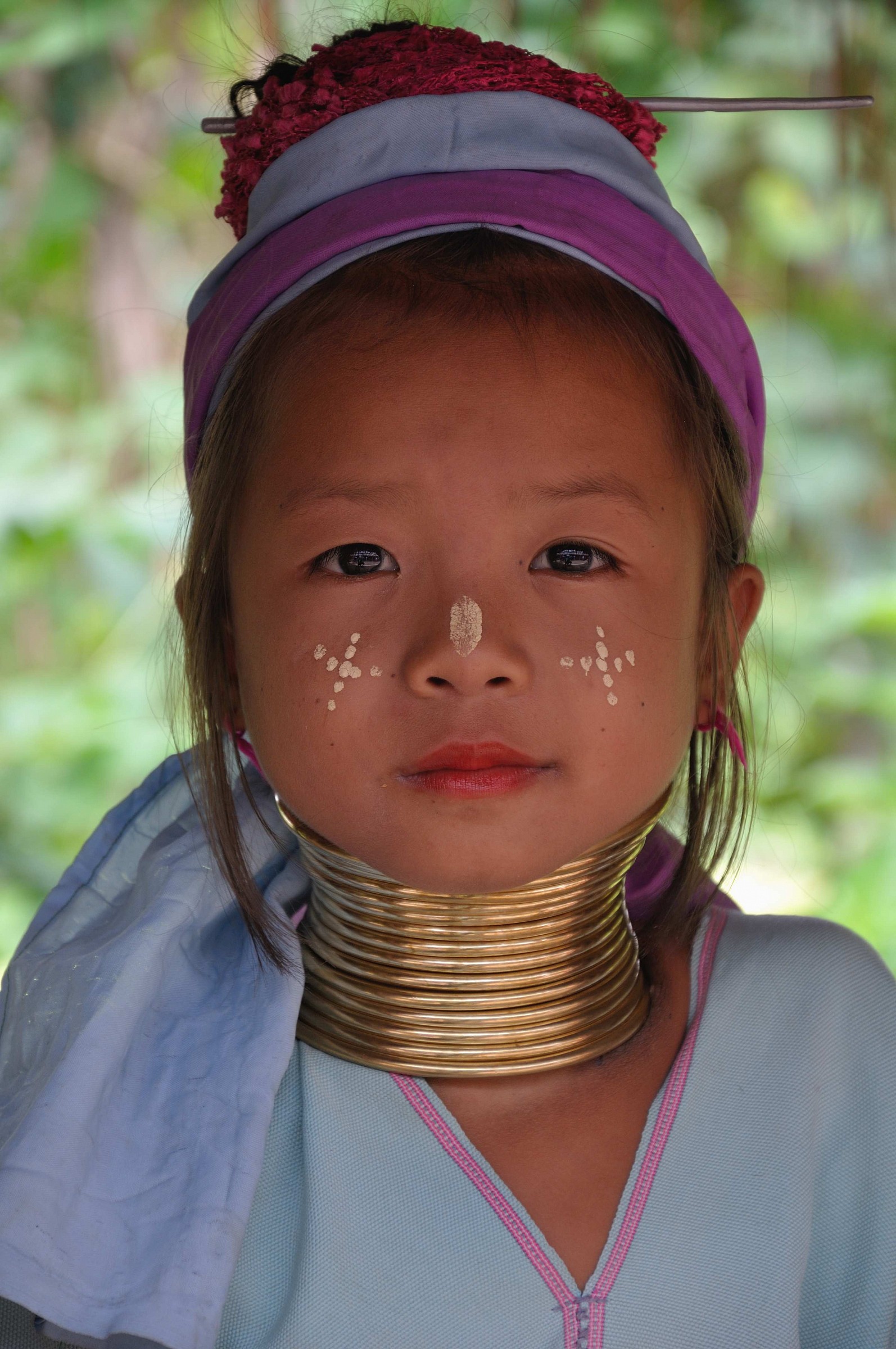 1 child ethnic Padaung - giraffe women - thailand