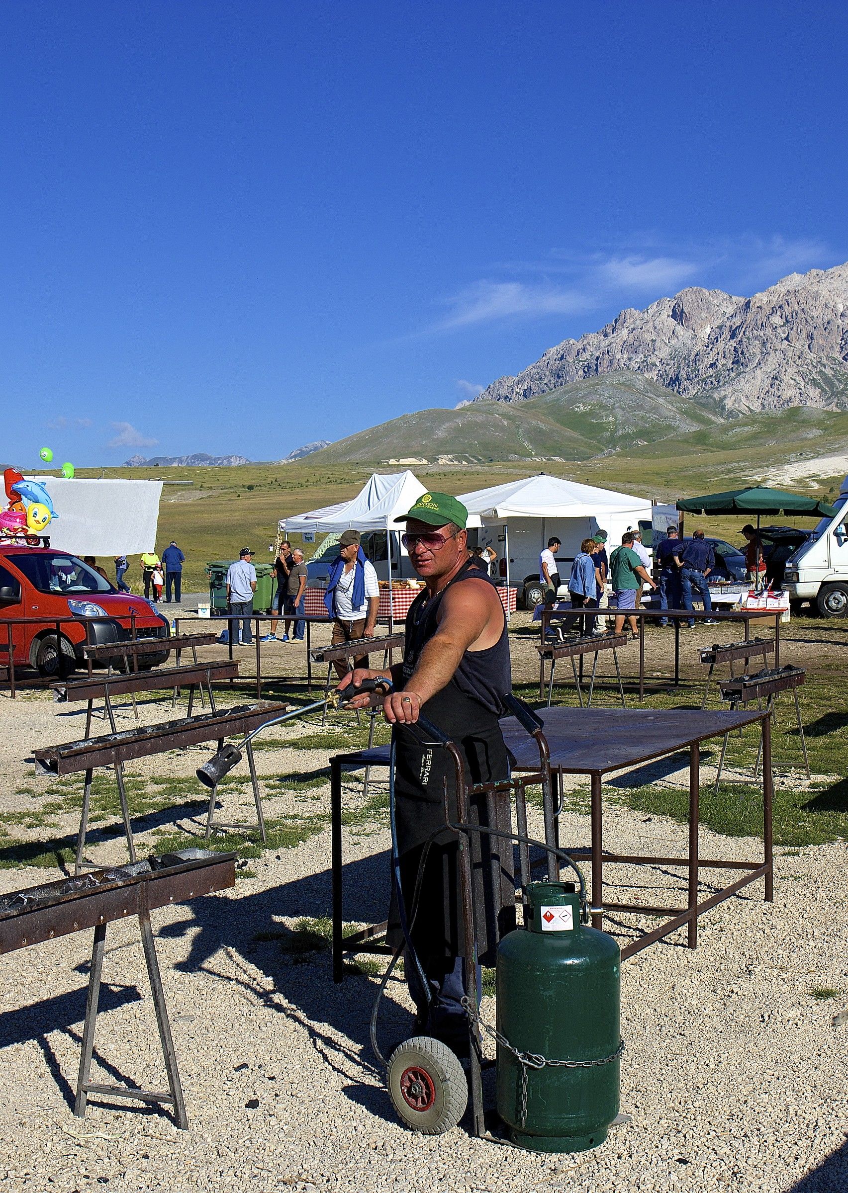 si preparino le griglie per gli arrosticini