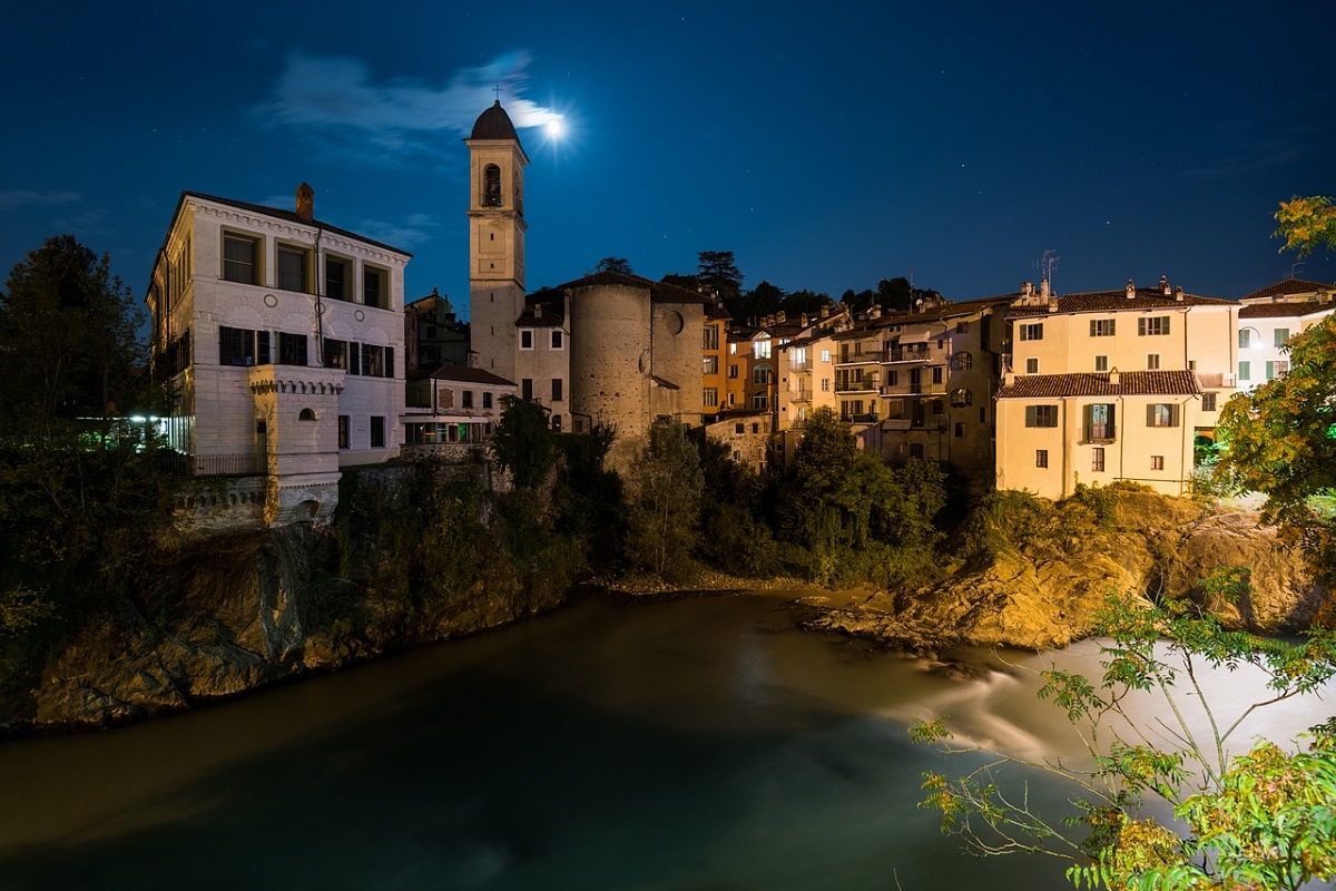 Ivrea la bella al chiaror di luna..
