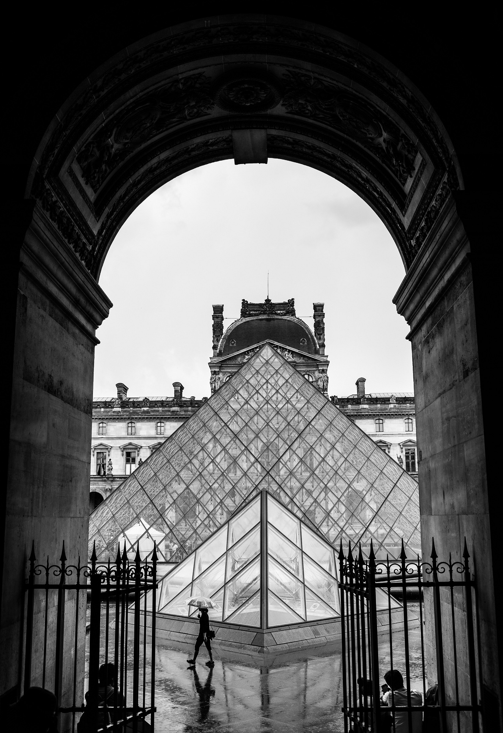 Le Louvre - Paris in the Rain