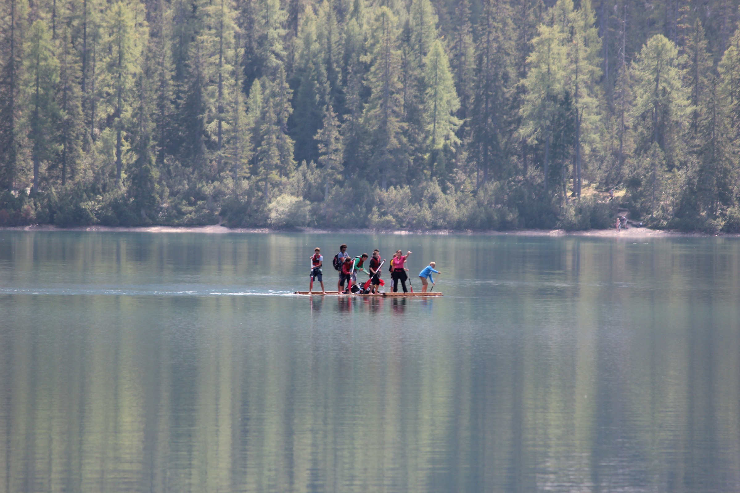 Zattera sul Lago di Braies