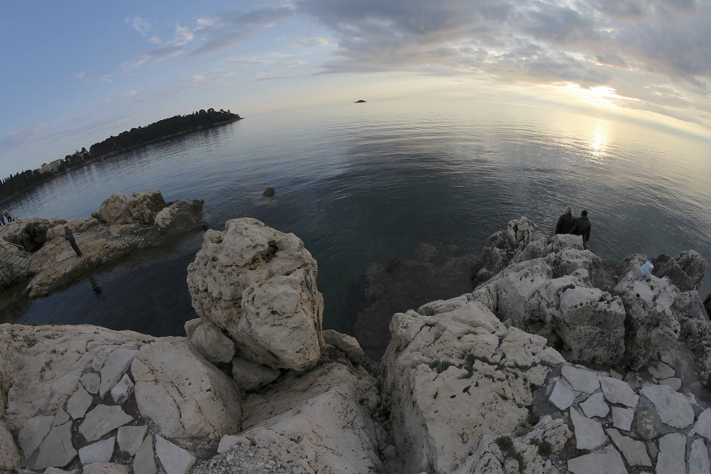 scogliera al tramonto